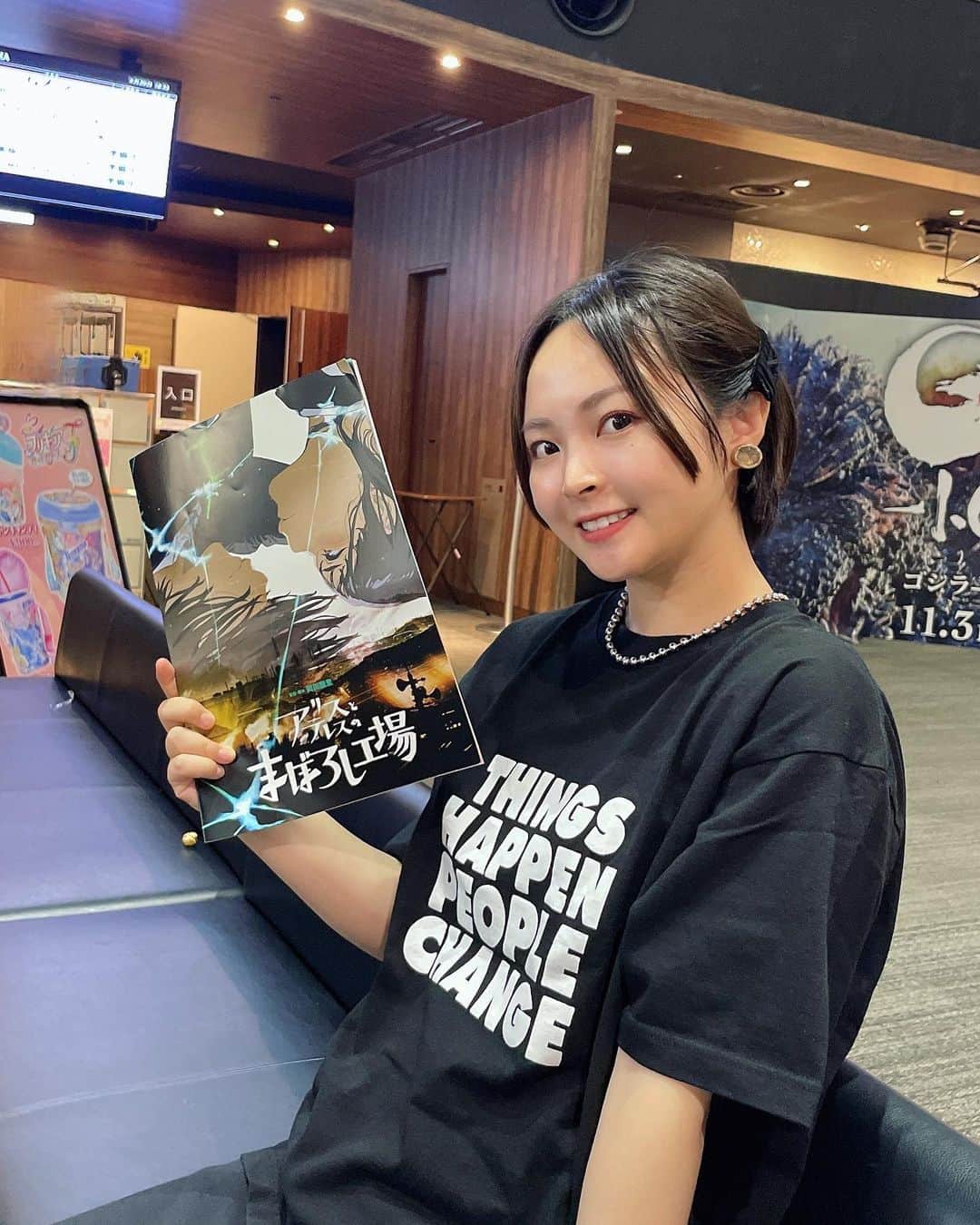 加藤るみのインスタグラム：「🎬衝動。  現在、公開中。  『アリスとテレスのまぼろし工場』鑑賞。  「今、５作品掛け持ちしてるから忙しいんだわ🖐️」という、 アニメばかり観てる姉を誘って(何が忙しいネン😅)  『あの日見た花の名前を僕はまだ知らない。』の岡田麿里監督作品。  製鉄所の事故により外の世界と断絶された町で生きる若者たち。  おかしな異変が起き、閉鎖された町で、どう生きるのか。  少しネタバレになりますが🚫  超絶ファンタジー、そして思ったより恋愛映画。 恋愛描写として、キスシーンが実に長い、です。 あの生々しさは良い意味で、アニメを超えてる。 凄いよね。隣に居る姉と目を合わせてしまったくらいでした。 わたしが10代だったら多分顔真っ赤になってたと思うw 覚悟せずにティーンエイジャーのカップルが観に行ったらちと恥ずかしくなるかもです。 だから、あえて書いておくw あと、ものすんごくセリフの輪郭がハッキリしてるんですよね。 確実に耳に届けに来たという感じで。  それにしても、制作MAPPAの作る映像世界、圧巻でした。 もう、リアルよりリアルで。 日本アニメーションの表現力、本当にとんでもないところまで来ているなとしみじみ思いました。  先週、15日から公開されています🎬  ぜひ、劇場でご覧ください。  #映画 #アリスとテレスのまぼろし工場  #まぼろし工場見学 #mappa #岡田麿里 さん」