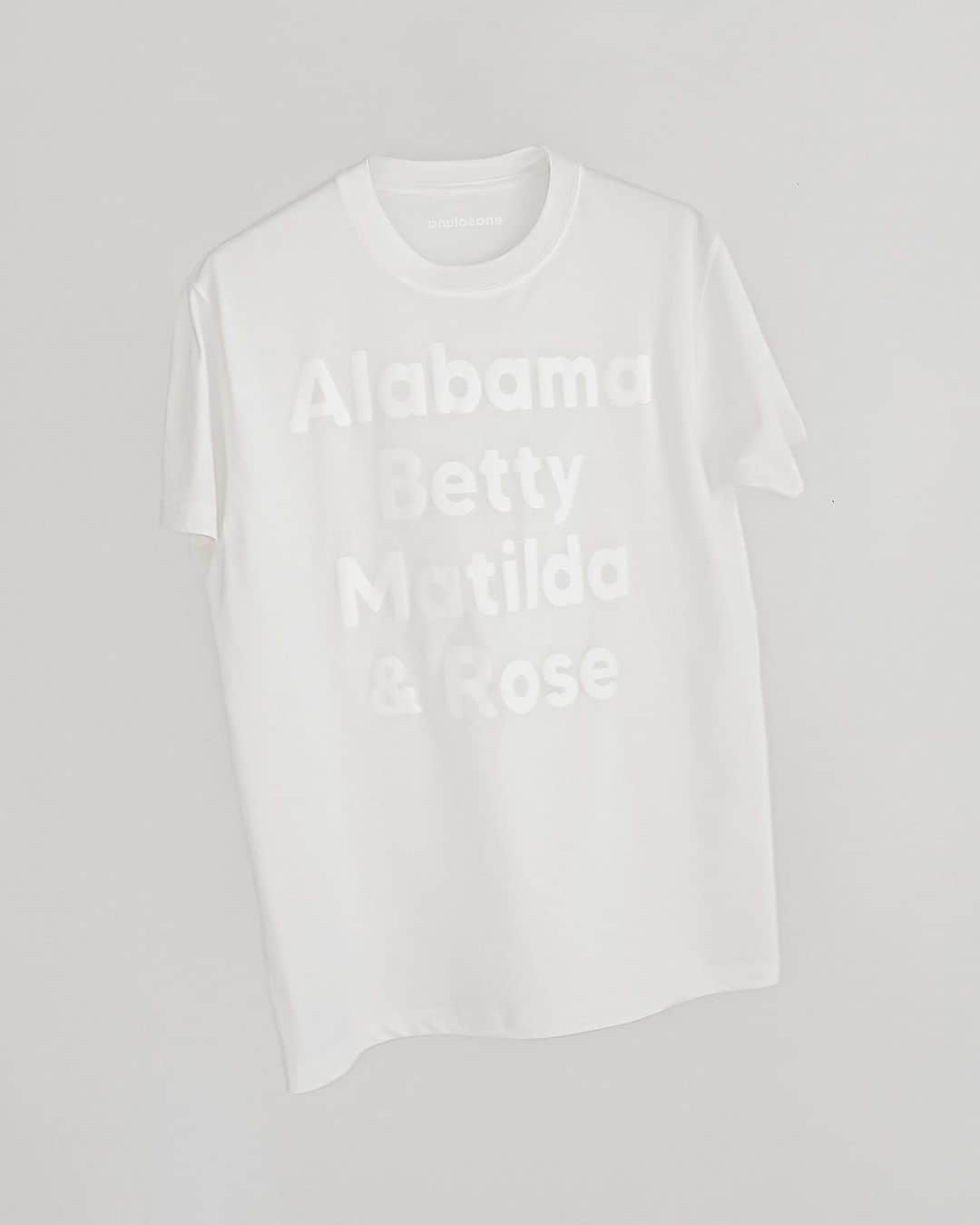 Enasolunaさんのインスタグラム写真 - (EnasolunaInstagram)「Autumn/Winter -Special GIFT- 2023.9.23 sat 8pm  秋冬コレクション発売に伴い 対象アイテムをご購入の方に 先着で「enasolunaオリジナルTシャツ」をプレゼント。  エナソルーナのシンボルである太陽と月のように ヘルシーであり眩しく妖艶な女性を象徴するような 映画の中の女性たち “Alabama,Betty,Matilda＆Rose” の名をTシャツのフロントに用いたデザイン。  「太陽のように明るく 月のように艶やかな女性でありたい。」  そんな想いを込めた限定のノベルティです。  大人の遊び心を散りばめた エナソルーナの新作ジュエリーとともに 自分らしくコーディネートを楽しんでいただける オリジナルTシャツをお届けいたします。  2023.9.23 sat 8pm START!  ※ ノベルティ対象アイテムは9/23(土)発売の秋冬コレクションのみとなります。 ※ ノベルティは数量限定のため無くなり次第終了致します。 ※ ノベルティのTシャツはお買い上げ件数1件につき、1まいのみとなります。 ※ Tシャツのバックに入っているロゴは内から見ると逆さ文字になっています。 ※ サイズはユニセックスのMサイズとなります。 ※ ノベルティの不良による返品交換は致しかねます。予めご了承ください。  #enasoluna #エナソルーナ #movieheroine #alabama #betty #matilda #rose #ノベルティtシャツ」9月20日 21時28分 - enasoluna_official
