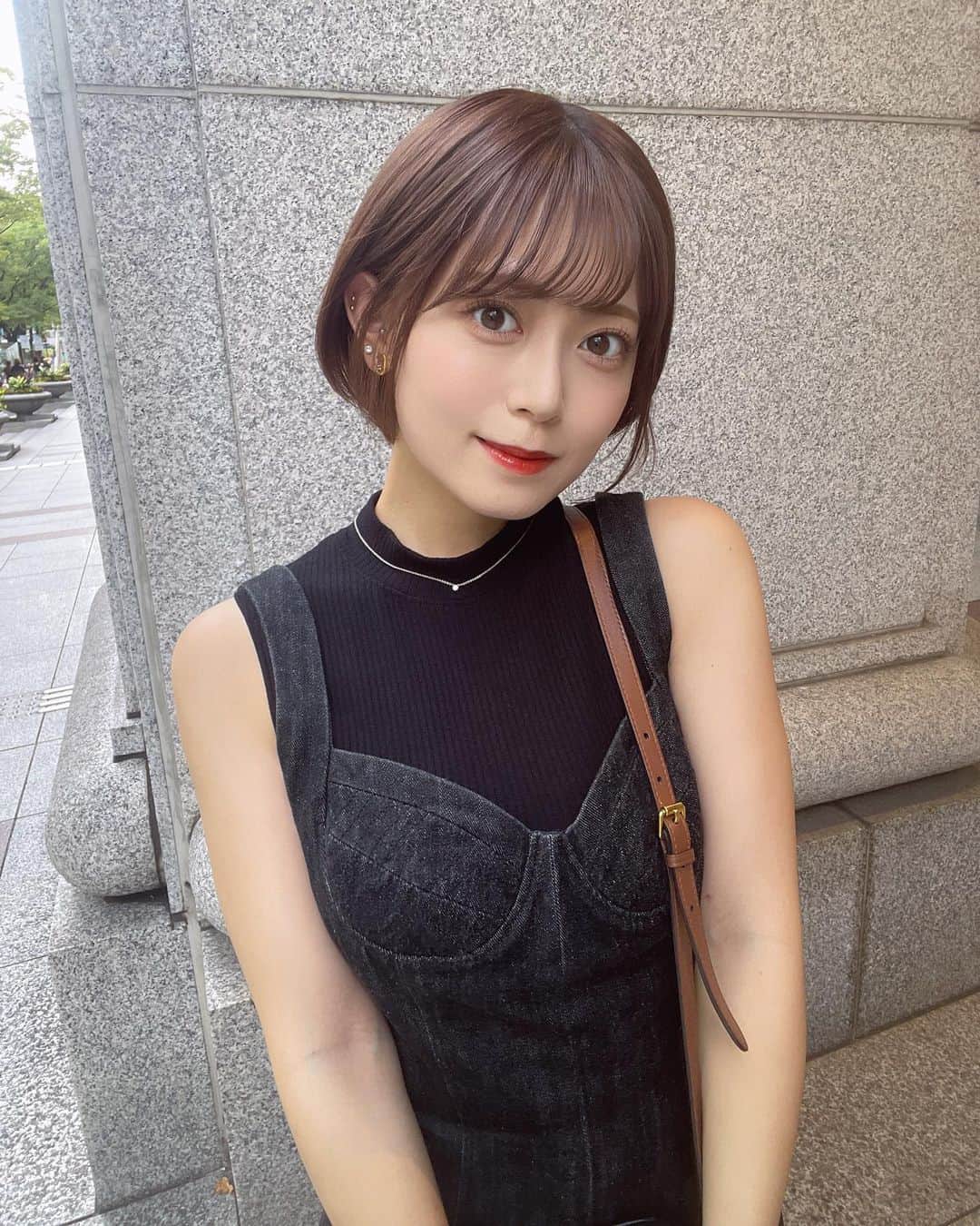 岩花詩乃のインスタグラム：「まだまだ暑いですね〜 早く秋服着たいのに暑くて着れない🥹  #ショートヘア#ショートカット#ショート」