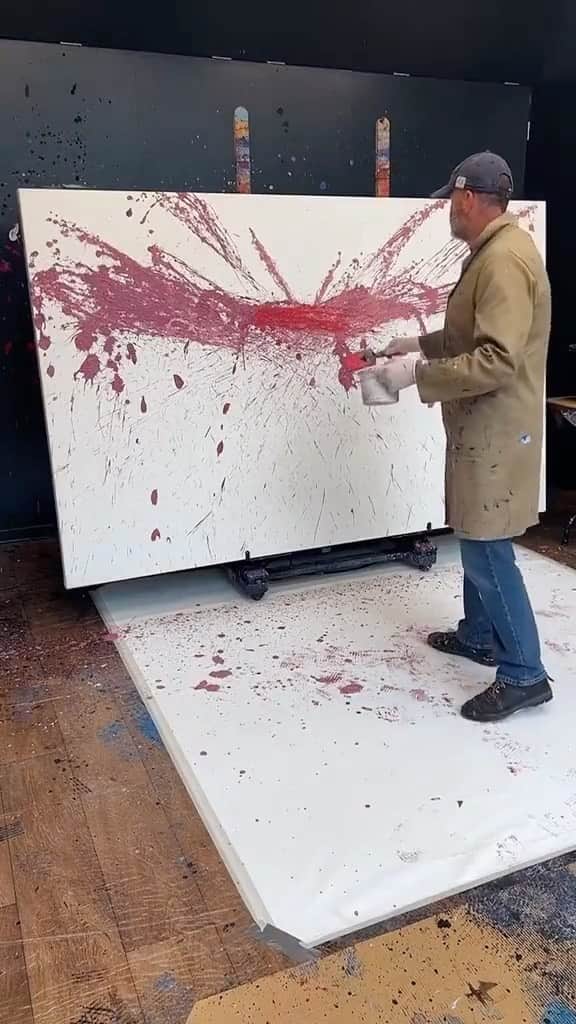 StreetArtGlobeのインスタグラム：「Building up thick layers of paint to form the London skyline with @paulkenton 🎨🏙️✨💫」