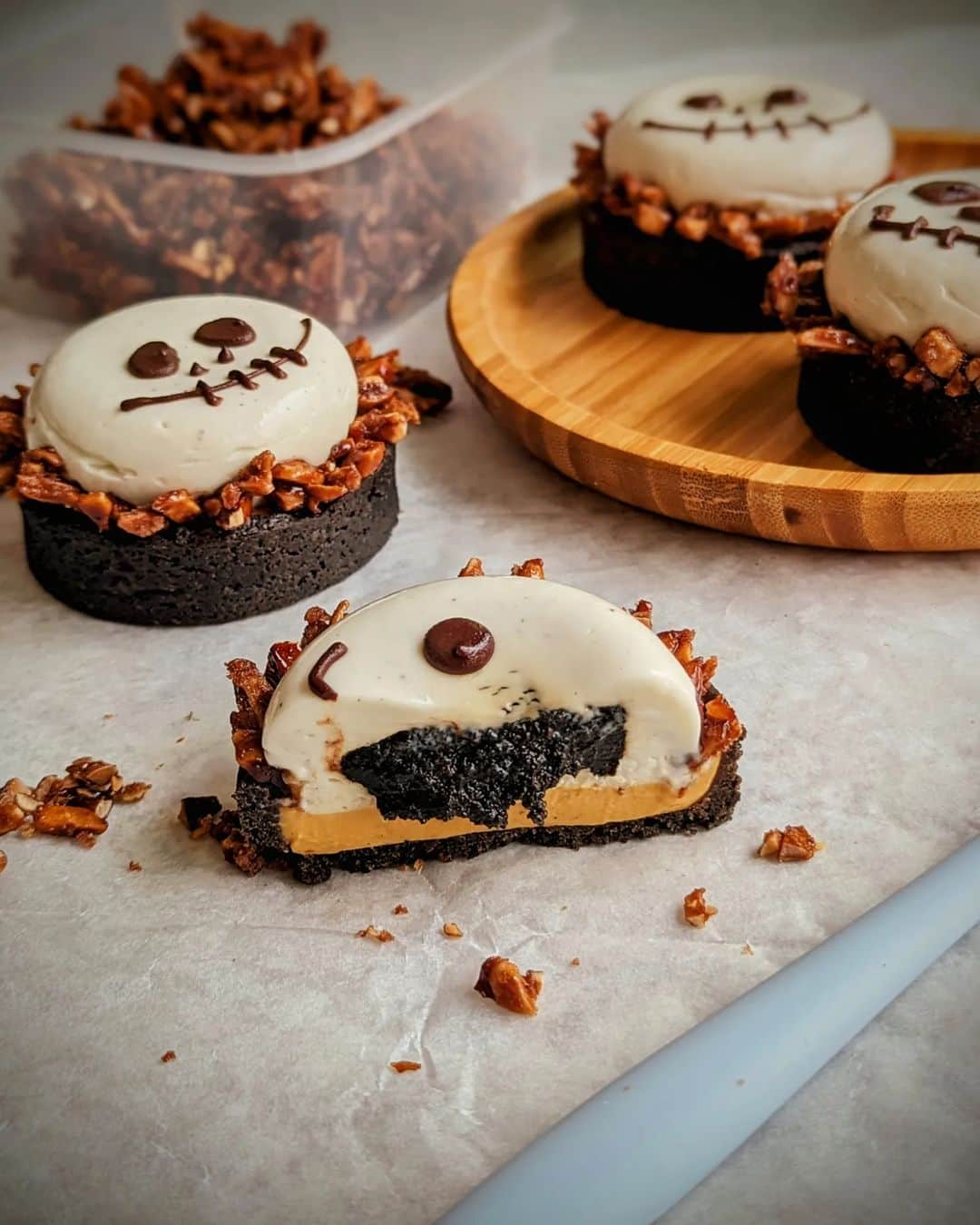 Li Tian の雑貨屋さんのインスタグラム写真 - (Li Tian の雑貨屋Instagram)「FLASH SALES -   these Halloween black sesame pumpkin pies might come rather early but there's no reason why we can't have them anytime we want, right? 👻   //Pate brisee, pumpkin cremeux, spiced almonds, sesame, vanilla-infused coconut fromage//   Available for collection this Saturday, 3-6pm (AMK area). Hop over to link in IGS or profile page to order!   #dairycreamkitchen #halloween #cheese #coconut #sesame #pumpkin #sgfood #sgcafe #sgdesserts #musttry #sghomebaker #homebaking」9月20日 21時34分 - dairyandcream