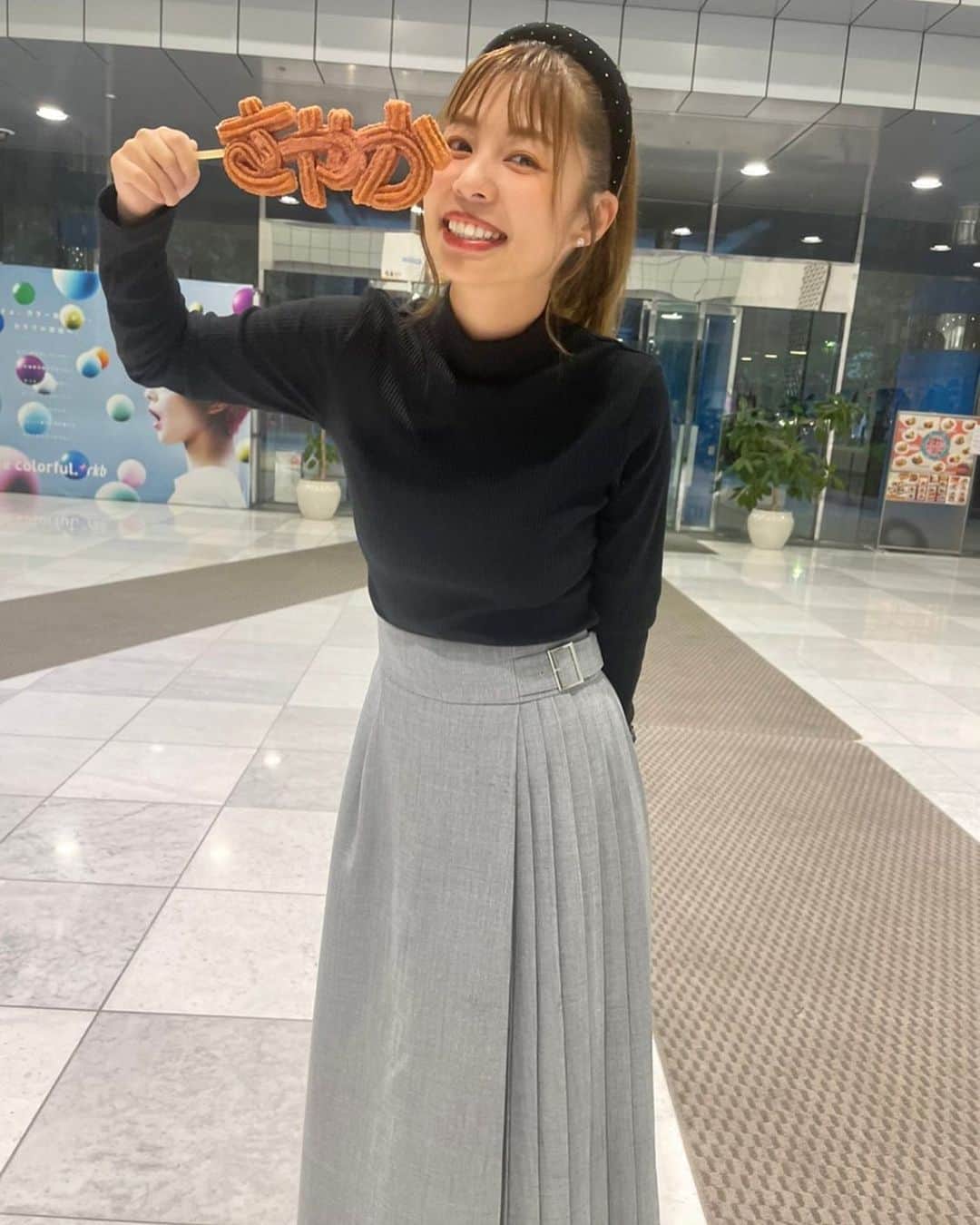 服部さやかのインスタグラム：「#プリーツスカート #ニット @naturalbeautybasic_official」