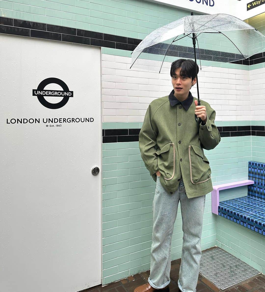 キム・ジュンスさんのインスタグラム写真 - (キム・ジュンスInstagram)「#광고 @londonunderground.studio   런던언더그라운드는 세계 최초의 지하철 ‘언더그라운드’를 통해 일상 속 과거의 헤리티지와 트렌드를 결합하여 새로운 시각으로 재해석한 스트릿 브랜드이며 매장보다는 전시 같은 공간으로 런칭 첫 팝업을 진행해요  📍성동구 연무장길20-1   2달 동안 진행하니 빨리빨리 달려달려 #LondonUnderground#LUG1863#LUGPOPUP#런던언더그라운드#런던언더그라운드팝업」9月20日 21時29分 - kjs__jun