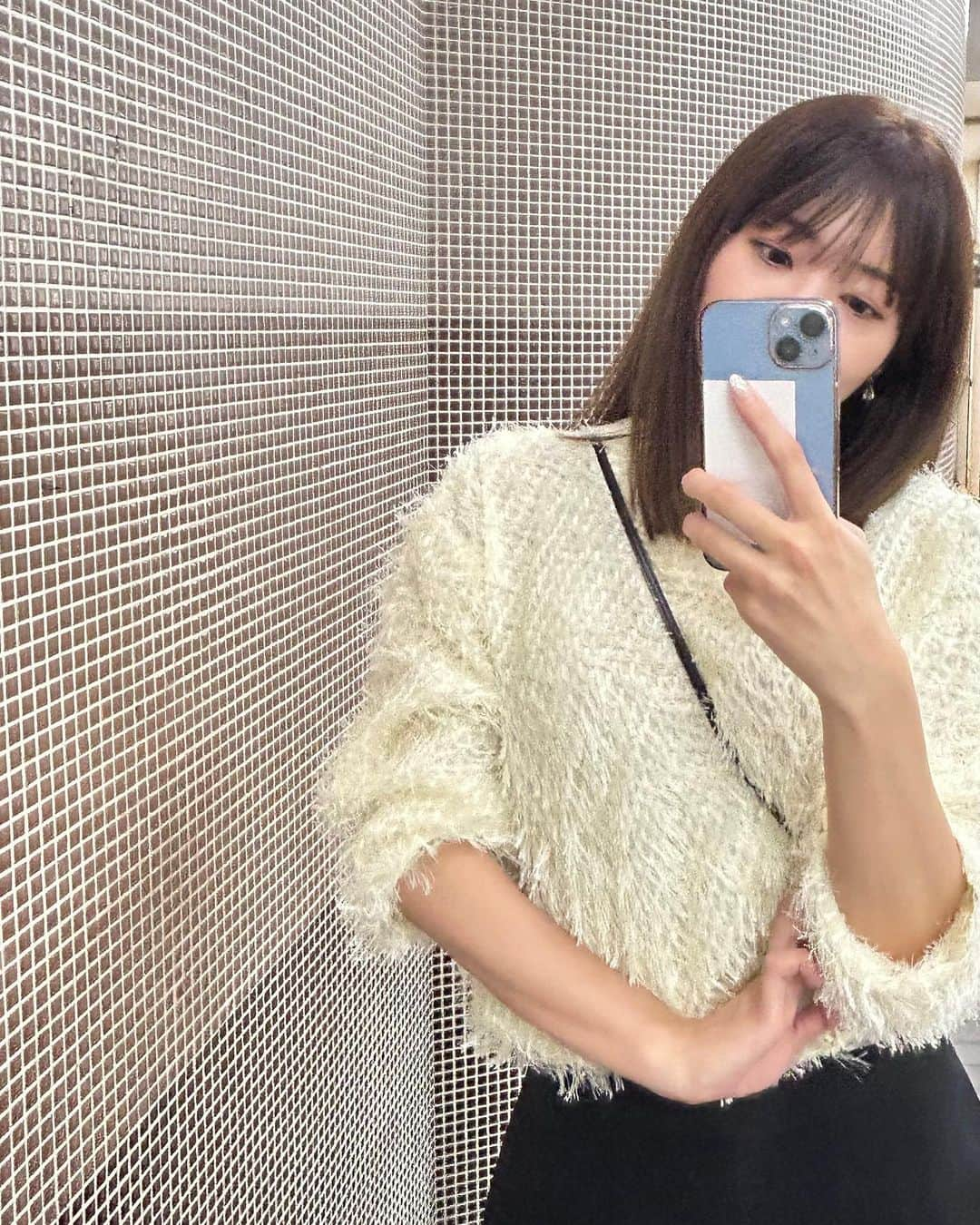 北川彩さんのインスタグラム写真 - (北川彩Instagram)「. もけもけの服はまだまだ厳しい残暑です😇  先日、月1の小顔整体へ！ @kogao.kura   数ヶ月前よりフェイスラインがシュッとしてきた気が✨  あわせて内臓整体（お腹の上から内臓を押しながらほぐす感じ）もしていただくのですが、私は機能が悪いからこれがもう本っっっ当に激痛で叫びまくってる…笑  小顔と健康的な内臓めざすぞー！  #小顔整体 #内臓整体 #clane #estnation」9月20日 21時30分 - aya_kitagawa_