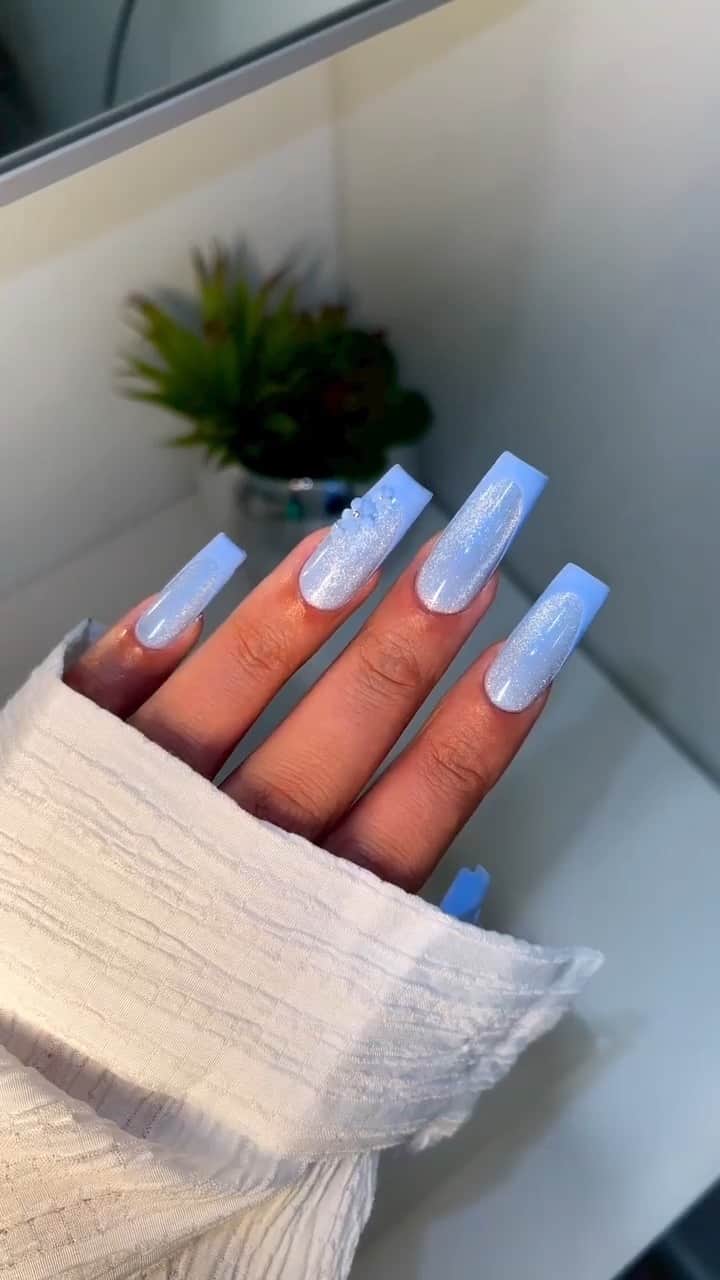 SHEINのインスタグラム：「@elennailedit blue our minds with these pastel tips! 🤯💙💅 Would you try this glimmery glam look? 👇  #SHEINinspo」