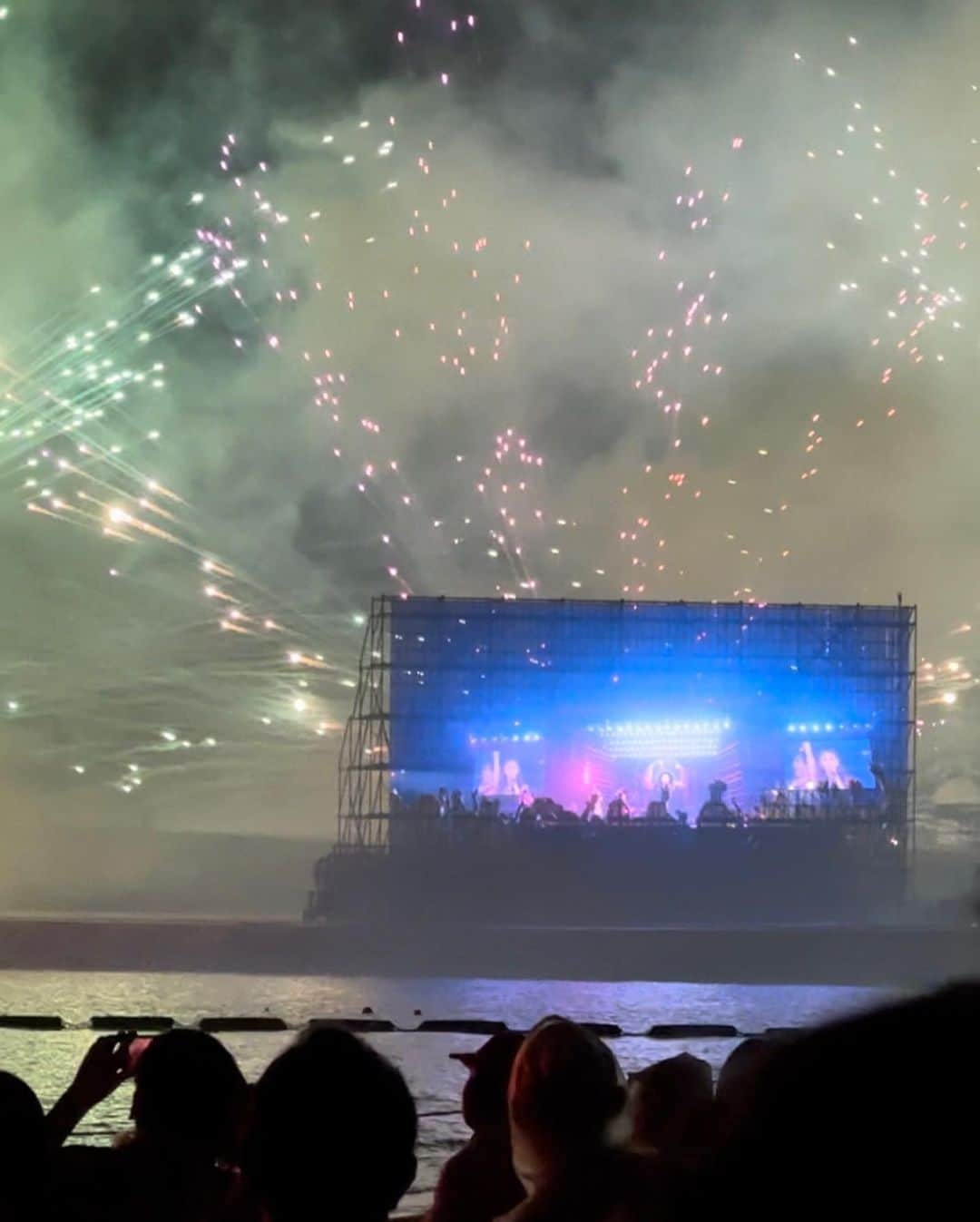 大野莉昂さんのインスタグラム写真 - (大野莉昂Instagram)「念願のhanabi😭🎆❕ 途中雷と花火の音混じってたけど最高だった😭笑 今年の自己満アムコスは、試着ゼロ&写真見せただけでこんなピッタリサイズにそっくりに作ってくれた天才のりりんでした.. Happy Birthday amurochan❤️  #アムコス #アムラー #のりりんコレクション #welovenamiehanabishow」9月20日 21時31分 - bbbbrikopanda