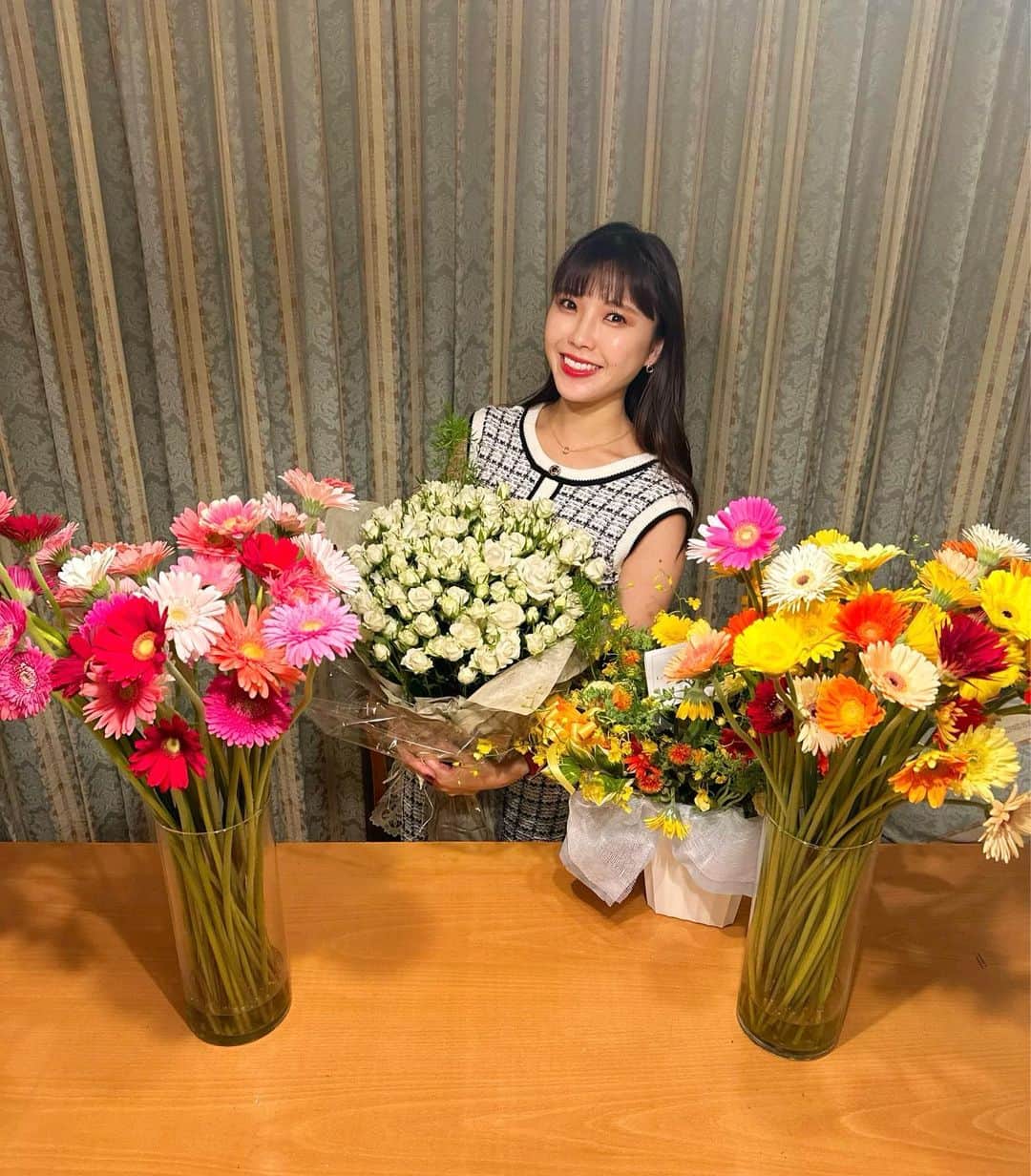 宮田亜夢のインスタグラム：「誕生日がすぎて3ヶ月… こんなスピードで時間が過ぎるのが怖いです。  『花は優しい。見る人を慰めても何も見返りを求めない』  ギブ&ギブが当たり前にできるように、日々素敵な人や素敵な物に沢山触れて素敵な女性になれるように死ぬまで勉強し続けます。  #お花が届いた頃家に居なくて結構枯れたのが悲しい…  #birthday  #バラ #ガーベラ #花 #flowers」