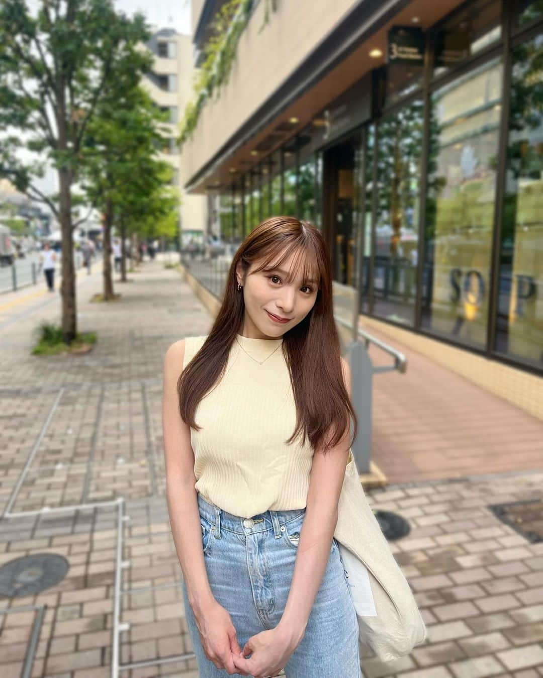 左伴彩佳のインスタグラム：「・ もう夏も終わるけどノースリーブ着てる🐥  髪が伸びてきて嬉しい♡ みんなはやっぱりロング派よね？！」