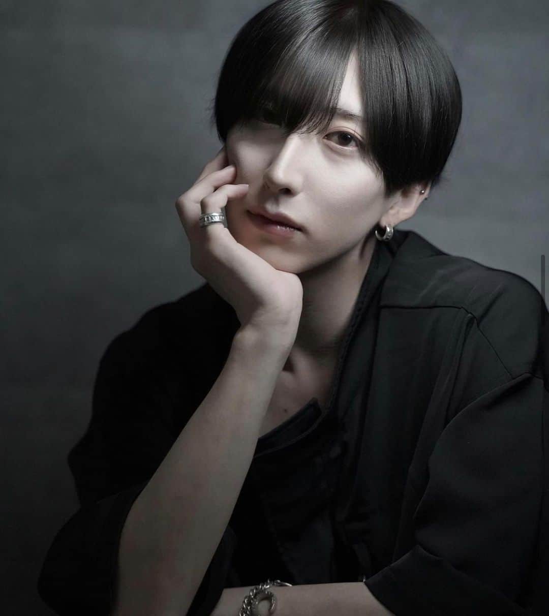 齋藤正太のインスタグラム：「黒髪シースルーは無敵  thankyouforyourcomments  #メンズウルフ#パーマ#ulzzangboy #メンズパーマ #マッシュ#ウルフ#マッシュウルフ #맞팔#マッシュショート #シースルーバング#スパイラルパーマ #ツイストスパイラル#センターパート#ウルフカット#韓国ヘア #ツイストスパイラル#カルマパーマ#menscut#menshair」