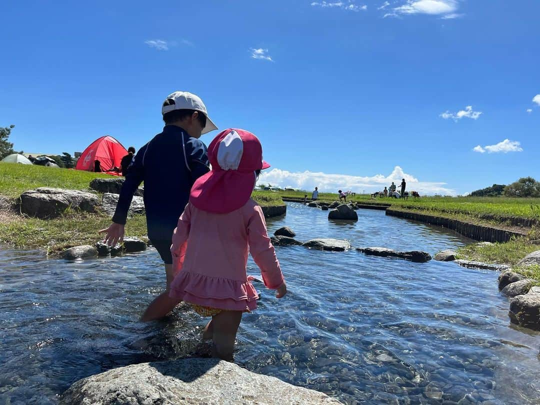 重長智子のインスタグラム：「. . 残暑が厳しかった三連休。 . 安倍川緑地の親水公園で 水遊びしました🥹 . 子どもの膝ぐらいの深さなので 小さなお子さんでも安心して楽しめます👶 . 今年の夏は、海や川、親水公園など たくさん楽しんで、母はいつもヘトヘト😂 そして、帰ってから洗濯物の山… . 夏の疲れが全然とれません😂 子どものパワー恐るべし‼︎ . . #静岡 #安倍川河川敷 #水遊び #無料駐車場 #子供の遊び場 #ひんやりスポット #ママアナウンサー #小1男子 #2歳女子」