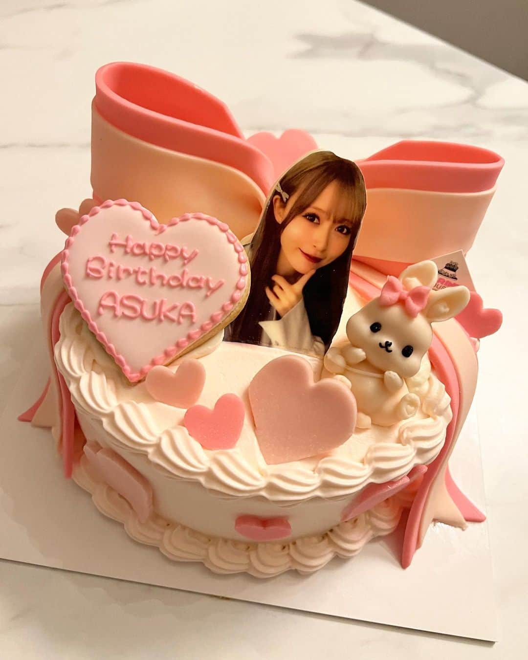 冨吉明日香さんのインスタグラム写真 - (冨吉明日香Instagram)「26歳になりました☺️🎂　  毎年お互いお祝いしあっている えりなちゃんが今年もこんんなに かわいいケーキを用意して お祝いしてくれました…🥲🥲  26歳も、と言わずすえながーく よろしくお願いします☺︎」9月20日 21時35分 - asuka__t920
