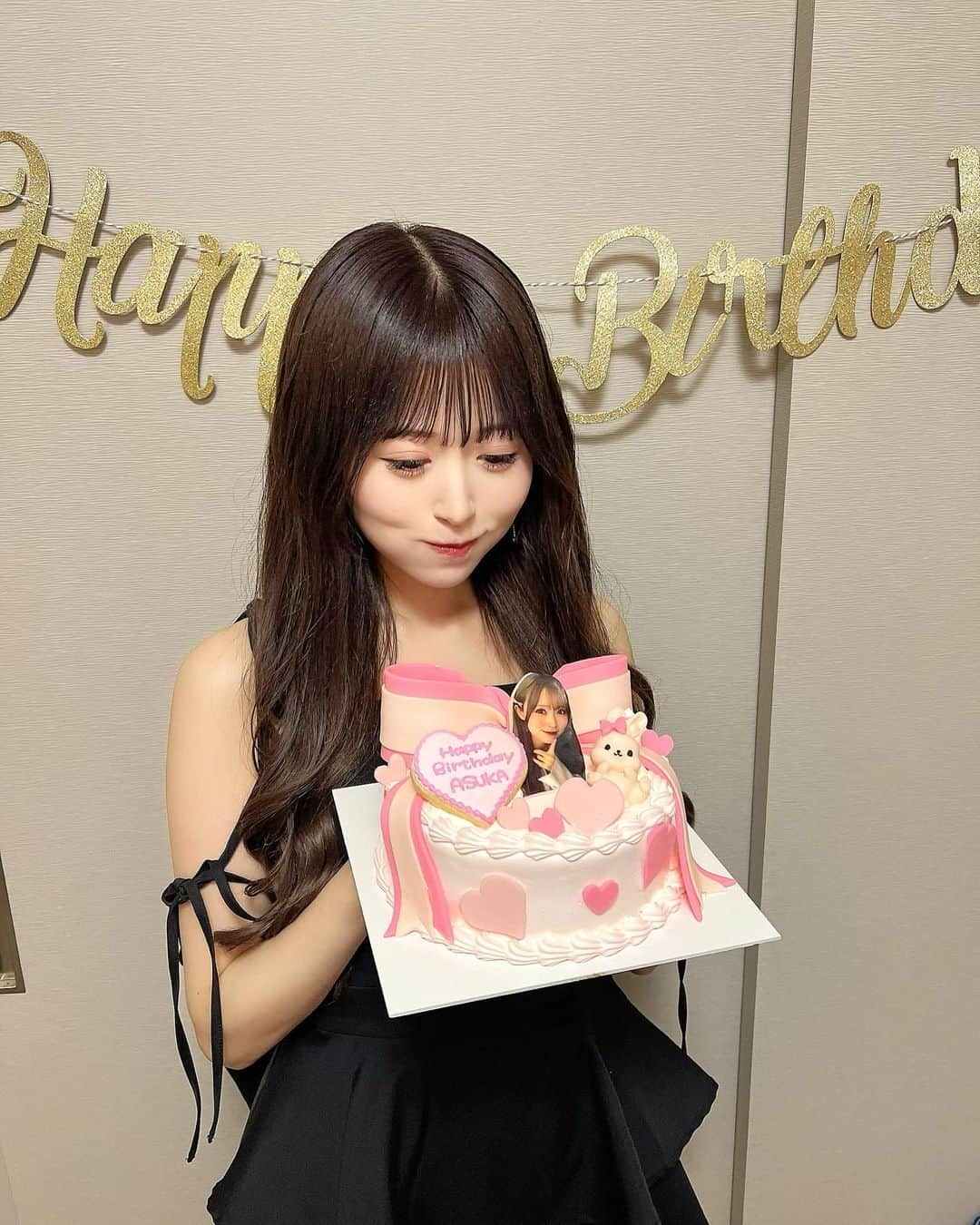 冨吉明日香のインスタグラム：「26歳になりました☺️🎂　  毎年お互いお祝いしあっている えりなちゃんが今年もこんんなに かわいいケーキを用意して お祝いしてくれました…🥲🥲  26歳も、と言わずすえながーく よろしくお願いします☺︎」