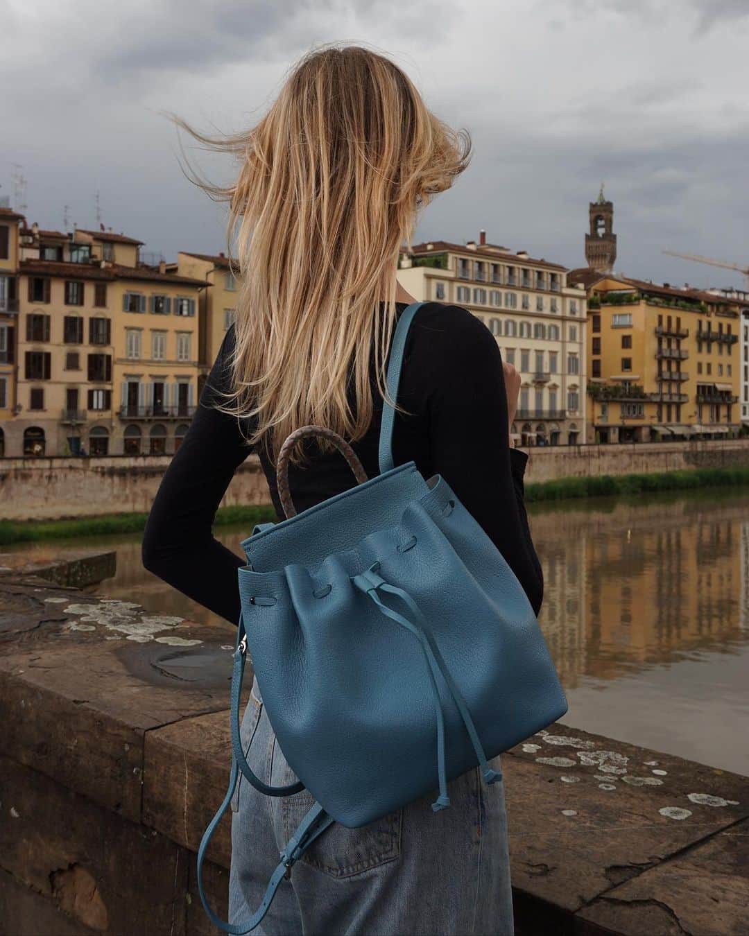 コルトモルテドのインスタグラム：「Priscilla Backpack Goat Ciel lightly structured style won’t weight you down - perfect for travel or busy city days.   #cortomoltedo #madeinitaly #blue #backpack #byebyesummer」