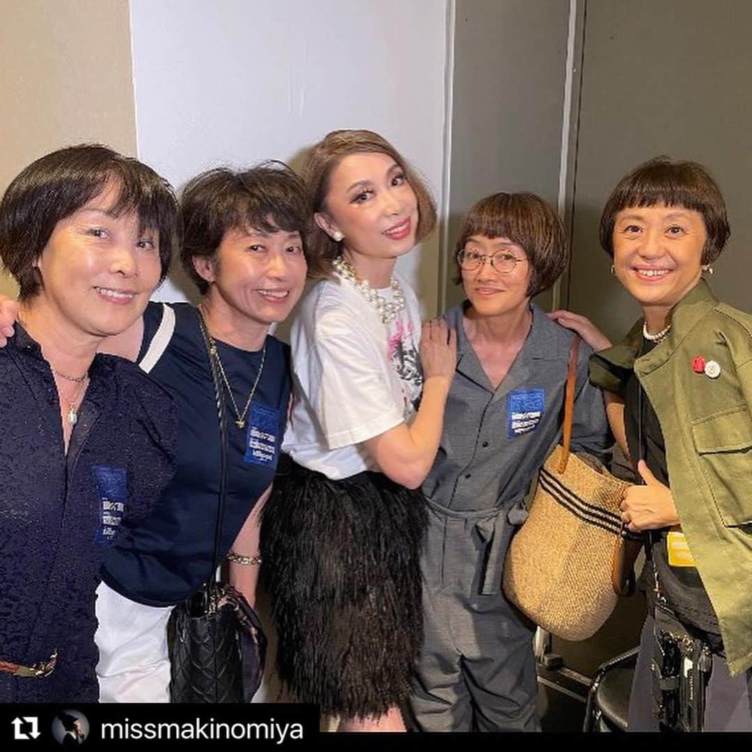 冨沢ノボルさんのインスタグラム写真 - (冨沢ノボルInstagram)「大阪で 会いましょう‼️  #Repost @missmakinomiya with @use.repost ・・・ . 「野宮真貴、渋谷系歌謡曲を歌う。」二日目のゲストは平山みきさん @yokohama.kiki 💛 パリのシャンソン歌手のような佇まいで感動的な歌声でした🥺 筒美京平さんx橋本淳さんのゴールデンコンビの新曲「アーティスト」もふたりで披露！ 今週金曜日のビルボードライヴ大阪で再び‼️  楽屋にはザ・スクーターズ @the_scooters03 のメンバーやカジくん @hideki_kaji 、堀江くん @hhorie_official 、湯山さん @yuyamareiko も😊 ヘアメイクはもちろん世界のnoboru @noboruok ❤️  今回は初のファンミーティングで、終演後にファンクラブの皆さんとお写真タイムも📸  さて、今週金曜日はビルボードライヴ大阪です！ 来てね！お待ちしてます〜🤗  【ビルボードライブ大阪】（1日2回公演） 2023/9/22（金）1st開場17:00 開演18:00 / 2nd 開場20:00 開演21:00 http://www.billboard-live.com/pg/shop/show/index.php?mode=detail1&event=14301&shop=2  ⚫️ファンサロン「おしゃれ御殿」 https://missmakinomiya-fc.com/ （プロフィールLinktreeから⇧）   #平山みき#スクーターズ#thescooters#カジヒデキ#堀江博久#湯山玲子#noboru#ビルボードライブ東京#ビルボードライブ大阪#ビルボードライブ#バービー#barbie#渋谷系歌謡曲#歌謡曲#渋谷系を歌う #渋谷系#ファンサロン#おしゃれ御殿#野宮真貴 #missmakinomiya」9月20日 21時36分 - noboruok