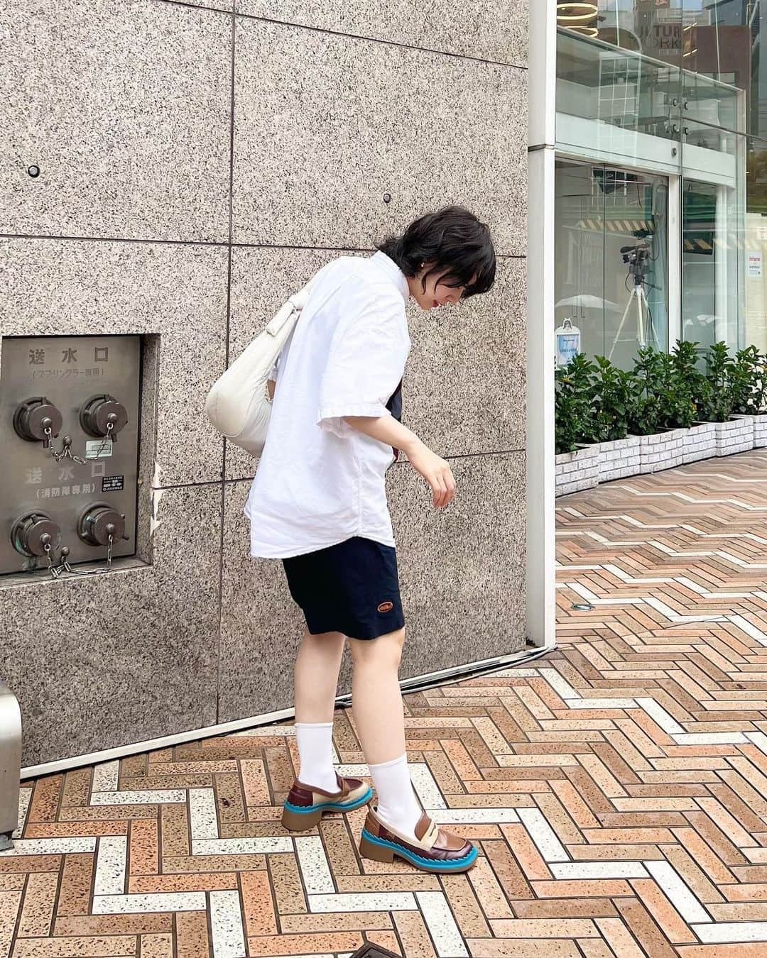 光永さんのインスタグラム写真 - (光永Instagram)「ローファーが可愛すぎてすいません👞💙ボーイッシュなネクタイコーデ👔🫰 古着のネクタイも良き色味っ カバンをあえて可愛くしました🌙 ㅤㅤㅤㅤㅤㅤㅤㅤㅤㅤㅤㅤ シャツ：#boyshe ネクタイ：#RRRvintage ハーフパンツ：#so_c_hu ローファー：#CAMPER バッグ：#folnua ㅤㅤㅤㅤㅤㅤㅤㅤㅤㅤㅤㅤ #outfitjapan #ローファーコーデ #ボーイッシュコーデ #メンズライクコーデ #パーマショート #ショートパーマ #ネクタイコーデ #カンペール」9月20日 21時37分 - hinata_official__