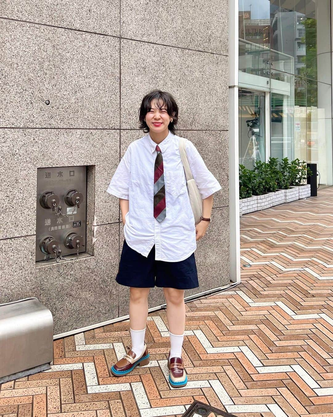 光永さんのインスタグラム写真 - (光永Instagram)「ローファーが可愛すぎてすいません👞💙ボーイッシュなネクタイコーデ👔🫰 古着のネクタイも良き色味っ カバンをあえて可愛くしました🌙 ㅤㅤㅤㅤㅤㅤㅤㅤㅤㅤㅤㅤ シャツ：#boyshe ネクタイ：#RRRvintage ハーフパンツ：#so_c_hu ローファー：#CAMPER バッグ：#folnua ㅤㅤㅤㅤㅤㅤㅤㅤㅤㅤㅤㅤ #outfitjapan #ローファーコーデ #ボーイッシュコーデ #メンズライクコーデ #パーマショート #ショートパーマ #ネクタイコーデ #カンペール」9月20日 21時37分 - hinata_official__