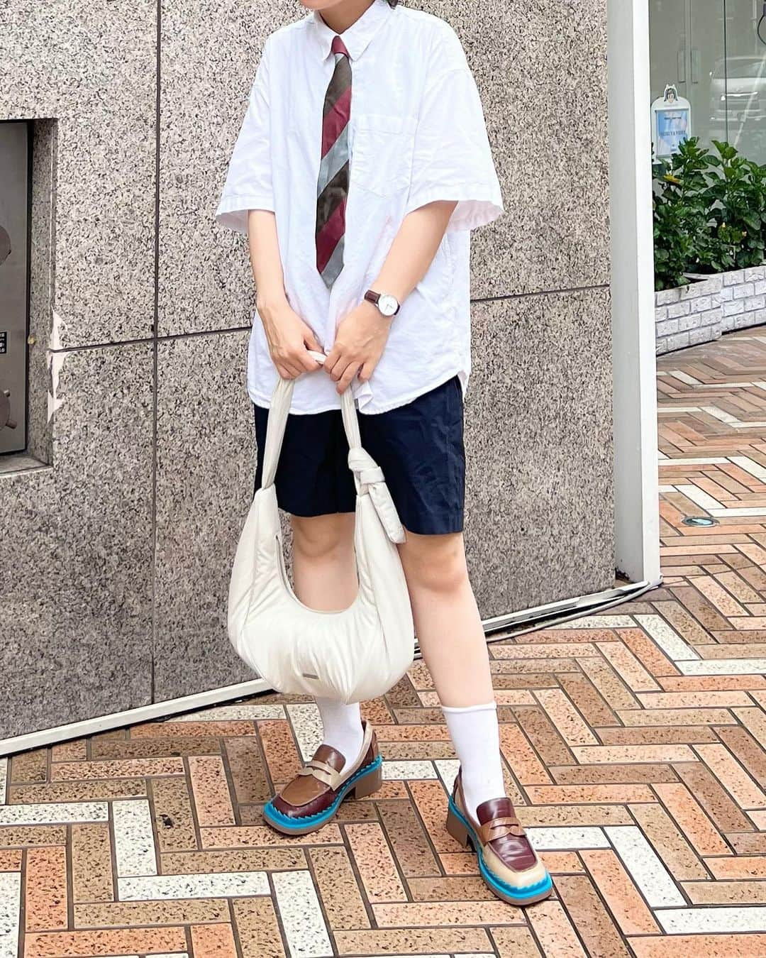 光永さんのインスタグラム写真 - (光永Instagram)「ローファーが可愛すぎてすいません👞💙ボーイッシュなネクタイコーデ👔🫰 古着のネクタイも良き色味っ カバンをあえて可愛くしました🌙 ㅤㅤㅤㅤㅤㅤㅤㅤㅤㅤㅤㅤ シャツ：#boyshe ネクタイ：#RRRvintage ハーフパンツ：#so_c_hu ローファー：#CAMPER バッグ：#folnua ㅤㅤㅤㅤㅤㅤㅤㅤㅤㅤㅤㅤ #outfitjapan #ローファーコーデ #ボーイッシュコーデ #メンズライクコーデ #パーマショート #ショートパーマ #ネクタイコーデ #カンペール」9月20日 21時37分 - hinata_official__