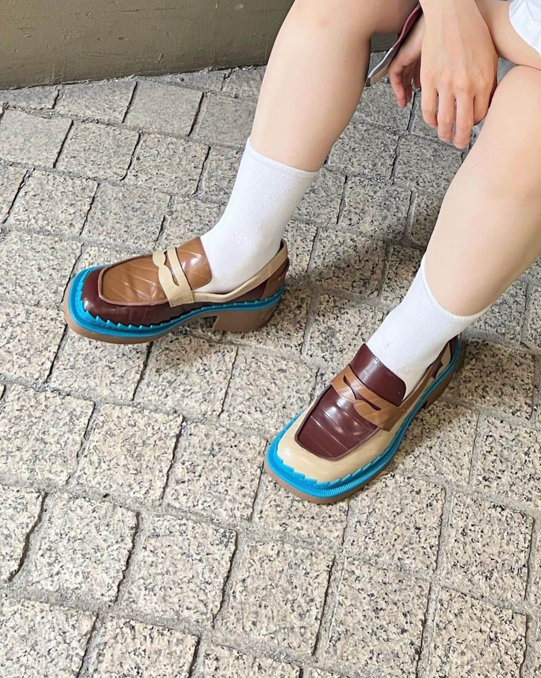 光永さんのインスタグラム写真 - (光永Instagram)「ローファーが可愛すぎてすいません👞💙ボーイッシュなネクタイコーデ👔🫰 古着のネクタイも良き色味っ カバンをあえて可愛くしました🌙 ㅤㅤㅤㅤㅤㅤㅤㅤㅤㅤㅤㅤ シャツ：#boyshe ネクタイ：#RRRvintage ハーフパンツ：#so_c_hu ローファー：#CAMPER バッグ：#folnua ㅤㅤㅤㅤㅤㅤㅤㅤㅤㅤㅤㅤ #outfitjapan #ローファーコーデ #ボーイッシュコーデ #メンズライクコーデ #パーマショート #ショートパーマ #ネクタイコーデ #カンペール」9月20日 21時37分 - hinata_official__