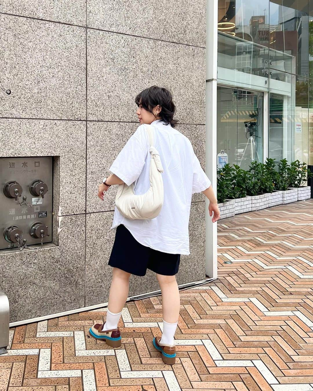 光永さんのインスタグラム写真 - (光永Instagram)「ローファーが可愛すぎてすいません👞💙ボーイッシュなネクタイコーデ👔🫰 古着のネクタイも良き色味っ カバンをあえて可愛くしました🌙 ㅤㅤㅤㅤㅤㅤㅤㅤㅤㅤㅤㅤ シャツ：#boyshe ネクタイ：#RRRvintage ハーフパンツ：#so_c_hu ローファー：#CAMPER バッグ：#folnua ㅤㅤㅤㅤㅤㅤㅤㅤㅤㅤㅤㅤ #outfitjapan #ローファーコーデ #ボーイッシュコーデ #メンズライクコーデ #パーマショート #ショートパーマ #ネクタイコーデ #カンペール」9月20日 21時37分 - hinata_official__