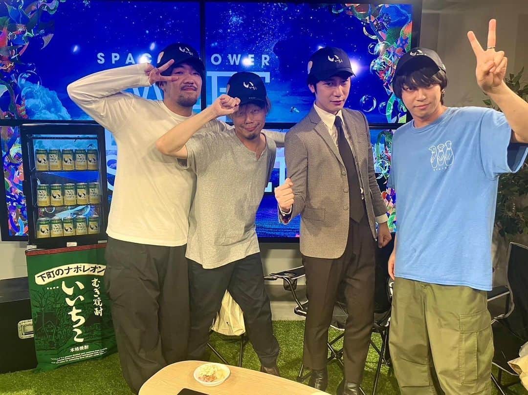 THE BAWDIESのインスタグラム：「『ラブシャ 打ち上げ配信 supported byいいちこ』に参加させていただきましたー！ 楽しかった〜！！番組中に駄々をこねりにこねまくり…【いいちこキャップ】をゲットした"妖怪キャップ集め"です。  スーツを着たまま、その場で被ったらTAKUMAさんから「式典のときのタイガー•ウッズ」と言われました。。  生配信を見てくれた皆さま！ありがとうございましたー！来年のSWEET LOVE SHOWERがすでに楽しみですね！またお会いしましょうねー！！  #ラブシャ #いいちこ #iichikostyle #スペシャ #タイガーウッズ #10FEET #プッシュプルポット  #bawdies #thebawdies」