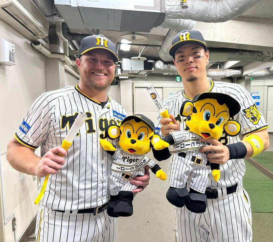 阪神タイガースさんのインスタグラム写真 - (阪神タイガースInstagram)「今日のヒーローは1点差の8回に、決勝の逆転タイムリーを打ったノイジー選手と、3安打猛打賞の活躍でチャンスメイクした佐藤輝明選手です！ #今日のヒーロー  #シェルドンノイジー 選手 #佐藤輝明 選手 #阪神タイガース #JERAセリーグ #ARE」9月20日 21時41分 - hanshintigers_official