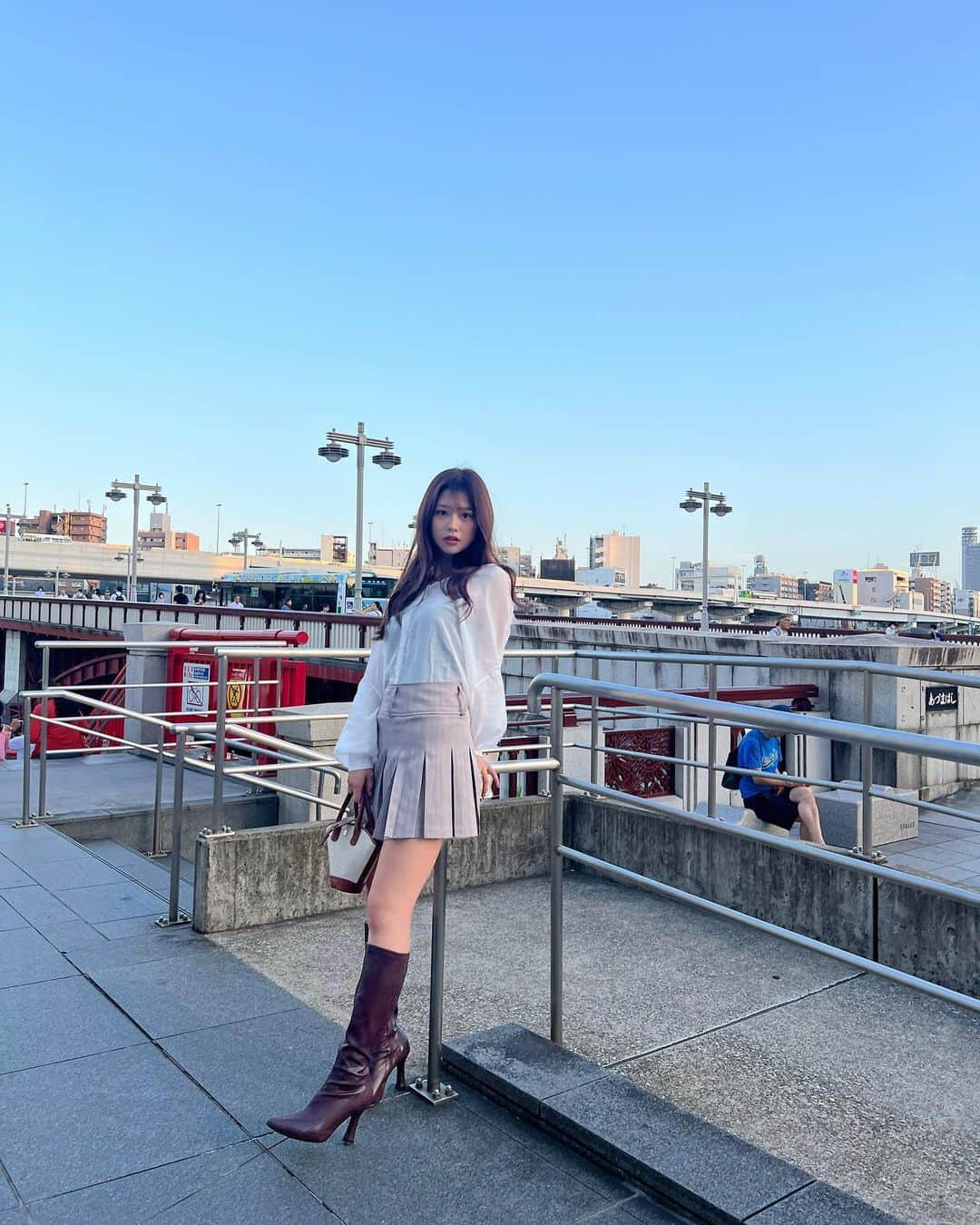 やしろななのインスタグラム：「コーデも秋になってきた🍂🧸 ブラウンのブーツ美脚効果ありすぎ🤎」