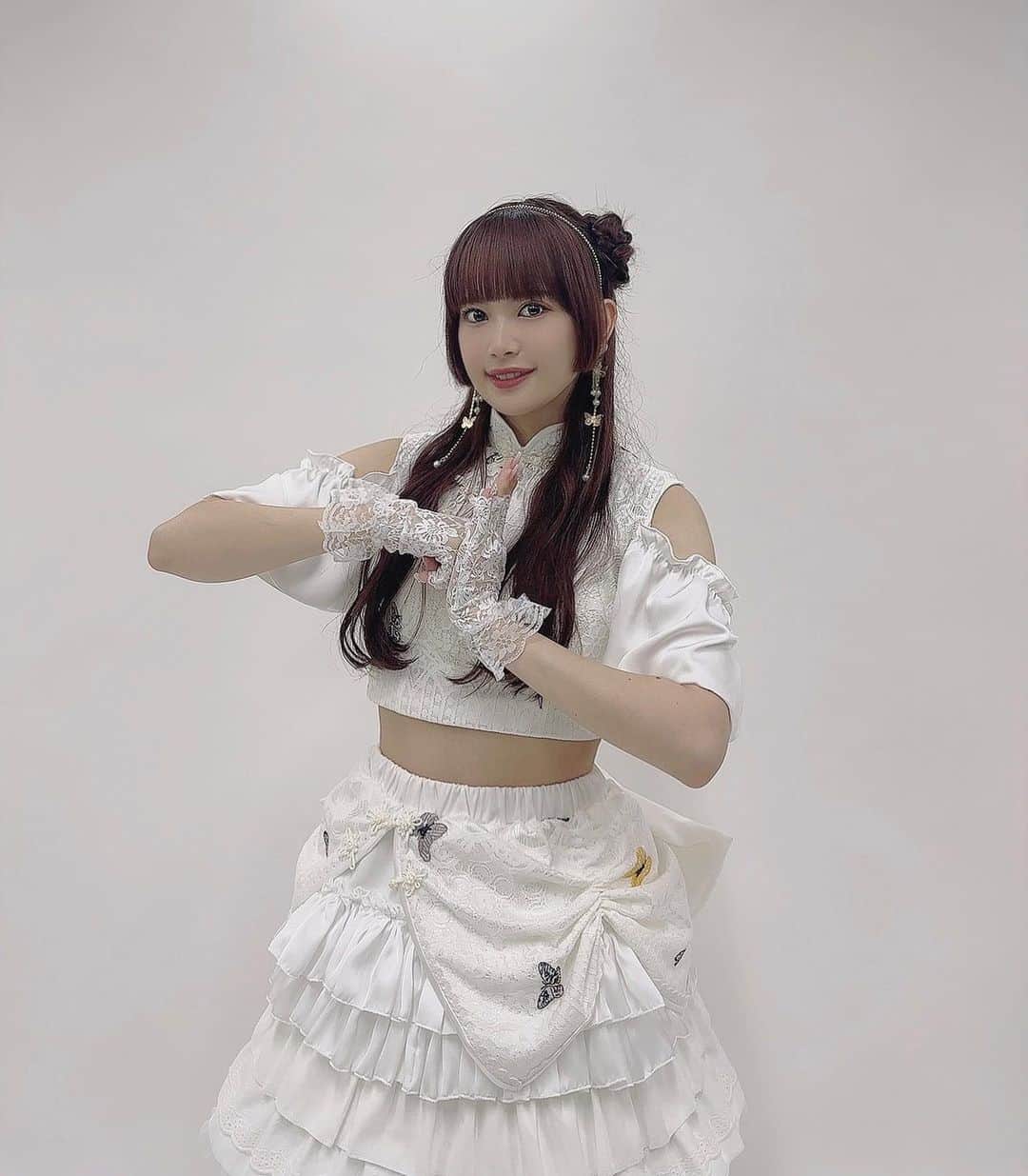 のインスタグラム：「. ♥  バースデーイベントのグッズ公開！  今年はまっしろ〜！‎🤍☁️🦢  初めておもちくんとのお写真撮って頂きました🐻‍❄️🐻‍❄️ 蝶ネクタイは手作りしたよ〜🎀  イラストも頑張ったのでぜひぜひゲットしてね🫶  #beyooooonds #ハロプロ  #里吉うたの #うーたん  #うーすたぐらむ  #おもちくん #マルチーズ  #もいすたぐらむ  #アイドル #衣装  ♥」