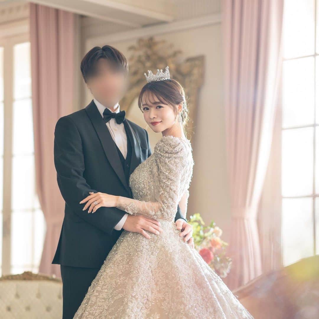 Isakoさんのインスタグラム写真 - (IsakoInstagram)「#weddingphoto 💍🤍  　 韓国のウェディングフォトの元データが 大量に届きました🫶 旦那様が一枚なら載せていいと言うので 1番お気に入りを🥹🤍🤍　 　 (後は私だけ🤣)  韓国のフォトスタジオ、噂通りのクオリティ✨✨  本当におすすめです🥹✨✨  大量のデータからセレクトして加工してもらい アルバムと額縁写真にしてもらえるそうです☺️  　  　 他にも沢山ドレスを着たので それぞれ載せたいのと、韓国ウェディングフォトの まとめも書きたいと思います🫶　  　 　  #ウェディングフォト#韓国ドレス#前撮り#前撮りドレス#前撮り撮影 #結婚準備#結婚報告#フォトプラン#ウェディングドレス#プレ花嫁#プレ花嫁準備 #ウェディング撮影#isakoweddding」9月20日 21時44分 - ichaaako