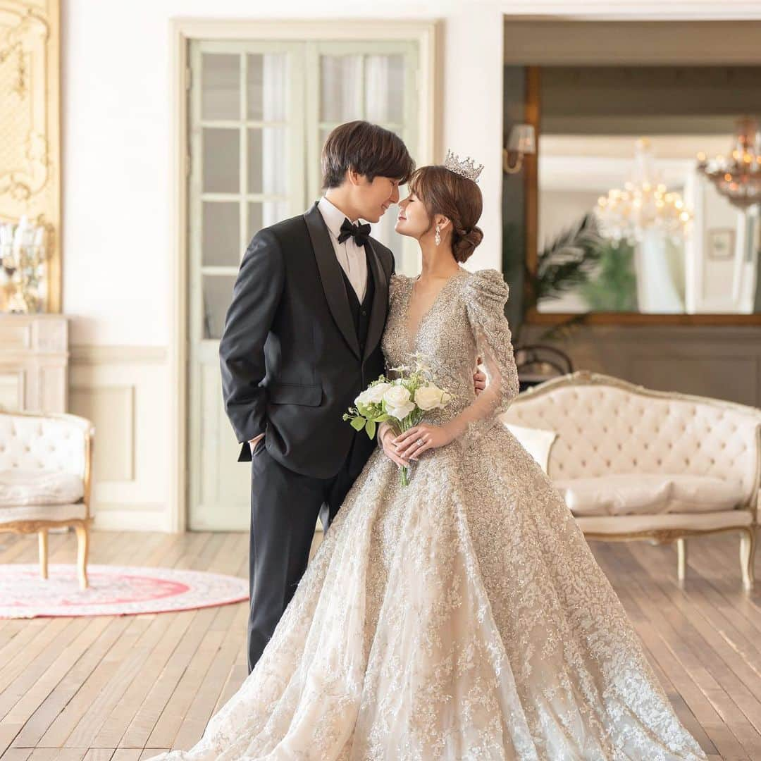 Isakoのインスタグラム：「#weddingphoto 💍🤍  　 韓国のウェディングフォトの元データが 大量に届きました🫶 旦那様が一枚なら載せていいと言うので 1番お気に入りを🥹🤍🤍　 　 (後は私だけ🤣)  韓国のフォトスタジオ、噂通りのクオリティ✨✨  本当におすすめです🥹✨✨  大量のデータからセレクトして加工してもらい アルバムと額縁写真にしてもらえるそうです☺️  　  　 他にも沢山ドレスを着たので それぞれ載せたいのと、韓国ウェディングフォトの まとめも書きたいと思います🫶　  　 　  #ウェディングフォト#韓国ドレス#前撮り#前撮りドレス#前撮り撮影 #結婚準備#結婚報告#フォトプラン#ウェディングドレス#プレ花嫁#プレ花嫁準備 #ウェディング撮影#isakoweddding」