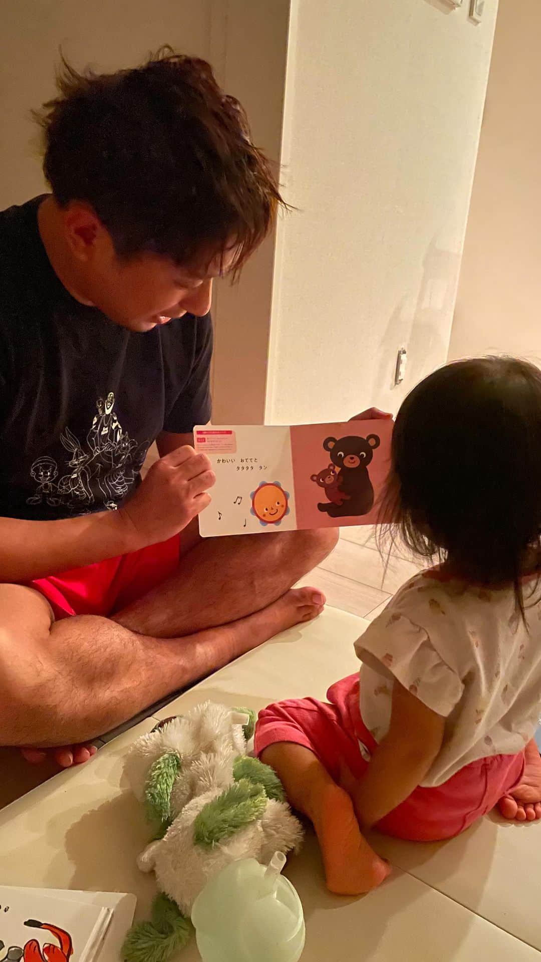 のインスタグラム：「パパがいる日はパパに読んでほしいみたいです📖 #1歳 #読み聞かせ #プロのママを差し置いてパパの勝ち」
