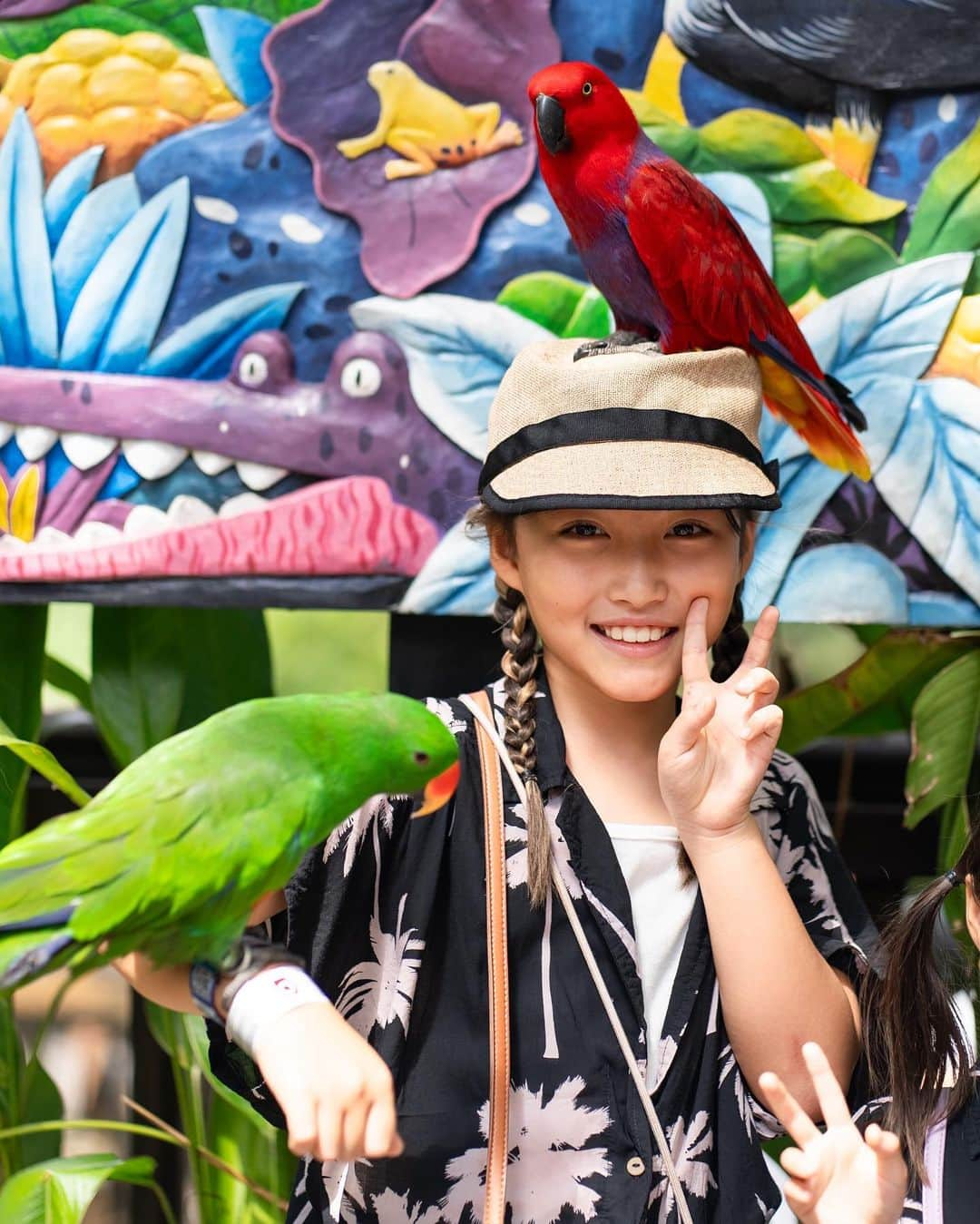 Kyooonさんのインスタグラム写真 - (KyooonInstagram)「Bali Zoo🦣 思い出に写真も投稿 （最後の顔😂）  この日は仲良しのお友達も一緒に👭  お友達は生後4ヶ月からバリに住んでいて（今は5年生） 日本語、インドネシア語、英語が話せてお仕事として通訳をお願いすることも‥😳  この歳から自分で仕事にできる力あるってすごいよね🥺👏  どんな環境の中でも、自分自身で豊かな人生を生きることができる！ 娘たちもそんな心や力を高めて欲しいな〜  #」9月20日 21時45分 - fancykyon