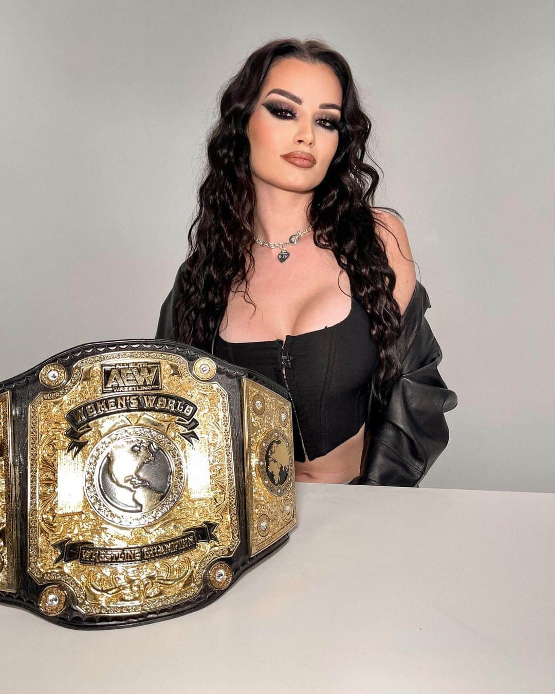 サラヤ・ジェイド・ベヴィスのインスタグラム：「Happy 1 year anniversary to me being in @aew last year I walked into Arthur Ashe  having no idea I could wrestle to now I’m walking in as your champion. Swipe to see me very incognito sneaking in 1 year ago 😂」