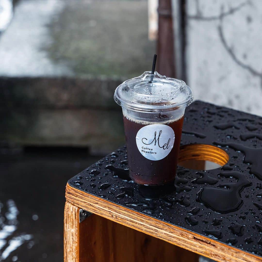 Mel Coffeeのインスタグラム：「こんにちは！ いつもMel Coffee Roastersをご利用いただき ありがとうございます🚿  さてさて、暑さはまだ続く日々ですが お店で飲める水出しは今年は終了いたしました！ 午前中のうちにあっという間になくなり、 午後以降お求めくださった方々にはお渡しできないことがほとんどでした。申し訳ありません🙏🏻  しかしアイスコーヒーはもちろんいつでも飲めます！ 味わいの部分が感じやすいのはホットコーヒーですが まだまだ暑い日々ですのでつめた〜いコーヒーで ぜひ納涼してくださいませ🎐  平日10:00-18:00 土日祝 11:00-18:00 でお待ちしております🤞🏻 (月曜日はおやすみ😴)  #melcoffeeroasters #osaka #specialtycoffee #coffee #pourover #coffeestand #大阪 #スペシャルティコーヒー #コーヒースタンド」