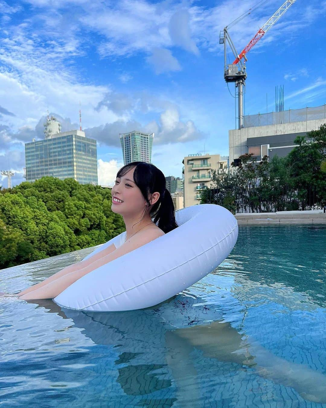 大槻りこさんのインスタグラム写真 - (大槻りこInstagram)「°･🐠🤍  . 写真映えする綺麗なプール✧‧˚ 天気もちょうどよくてとっても気持ちよかった〜!!  水着かわいいでしょᵕ̈*」9月20日 21時48分 - riko_ohtsuki