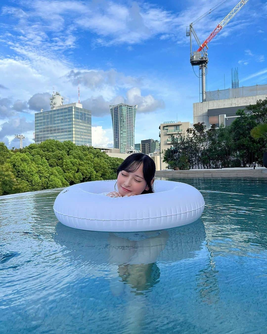 大槻りこさんのインスタグラム写真 - (大槻りこInstagram)「°･🐠🤍  . 写真映えする綺麗なプール✧‧˚ 天気もちょうどよくてとっても気持ちよかった〜!!  水着かわいいでしょᵕ̈*」9月20日 21時48分 - riko_ohtsuki