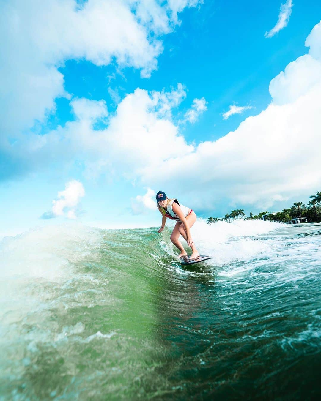 リンゼイ・ボンさんのインスタグラム写真 - (リンゼイ・ボンInstagram)「What started off as a great day ended in a giant jellyfish 🪼 sting/bite… I literally rode over it as I was getting up on the wake surf board 🤦🏼‍♀️ thanks to everyone who gave advice on remedies. Think it’s gonna leave a mark for a while … 🤕 at least I caught some waves before!」9月20日 21時48分 - lindseyvonn