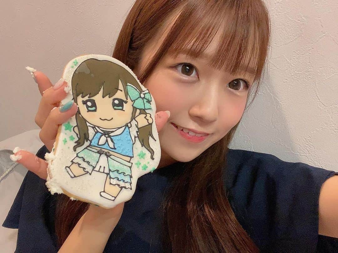 宮脇彩花のインスタグラム：「♡  ケーキにのってたクッキー とってもかわいいだった＾＾💚  似顔絵嬉しくてにこにこ＾＾  ケーキも美味しくいただいたよ🍓  #地下アイドル #アイドル生誕祭 #アイドルケーキ #似顔絵クッキー #バニクル #bunnylacrew」