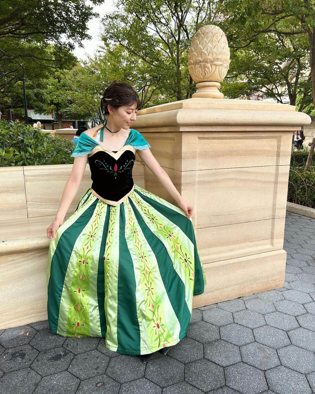 上村彩子のインスタグラム：「. . 今年の東京ディズニーシーでは、仮装をしているゲストが『取材を受ける』という素敵な体験ができるということで… 私も仮装をしてNスタの中継をしました。  『アナと雪の女王』の、戴冠式のアナです❄️  —————————- #Nスタ　 #東京ディズニーシー#ディズニーハロウィーン #ハロウィーンフェアインニューヨーク #レポーティングフロムハロウィーンフェア  #Dハロ#Dハロ2023 #アナと雪の女王#アナ雪 #アナ#戴冠式　#tokyodisneyresort #tokyodisneysea  #frozen」