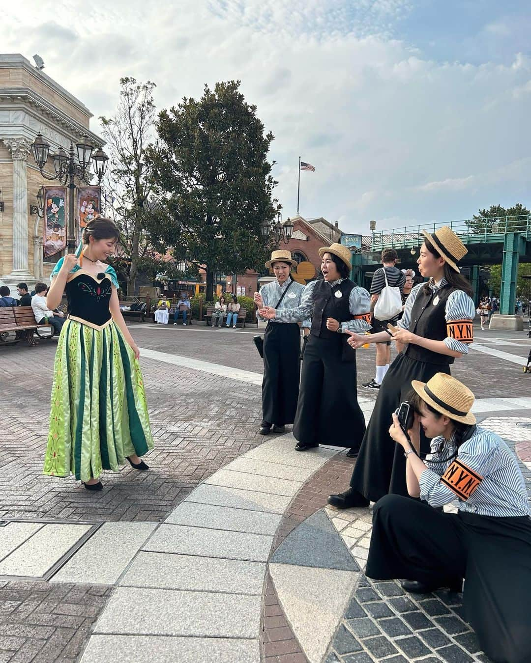 上村彩子さんのインスタグラム写真 - (上村彩子Instagram)「. . 今年の東京ディズニーシーでは、仮装をしているゲストが『取材を受ける』という素敵な体験ができるということで… 私も仮装をしてNスタの中継をしました。  『アナと雪の女王』の、戴冠式のアナです❄️  —————————- #Nスタ　 #東京ディズニーシー#ディズニーハロウィーン #ハロウィーンフェアインニューヨーク #レポーティングフロムハロウィーンフェア  #Dハロ#Dハロ2023 #アナと雪の女王#アナ雪 #アナ#戴冠式　#tokyodisneyresort #tokyodisneysea  #frozen」9月20日 21時49分 - saekokamimura