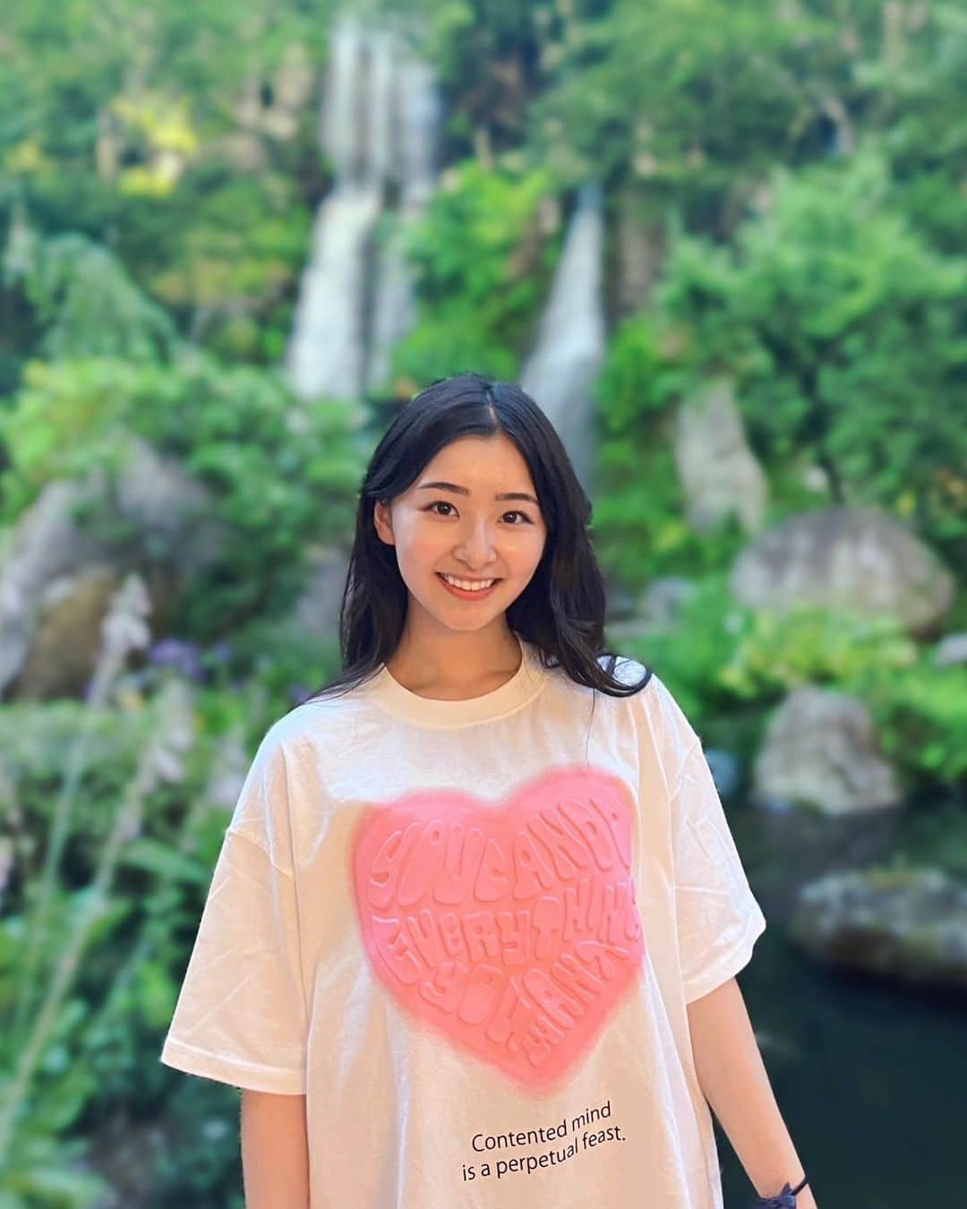 杏ジュリアのインスタグラム：「たまにはこういうラフな写真もっ📸  夏休みに撮った写真なんだけど、 季節外れになる前に載せまーす♪ ビッグTシャツあんまり持ってないけど、可愛くて着やすくて好きっ！！  #summer  #庭園 #ビッグTシャツ #selfie #셀카 #code #fation  #오오티디 #ootd #데일리코디 #japan #idol #超とき宣  #杏ジュリア」