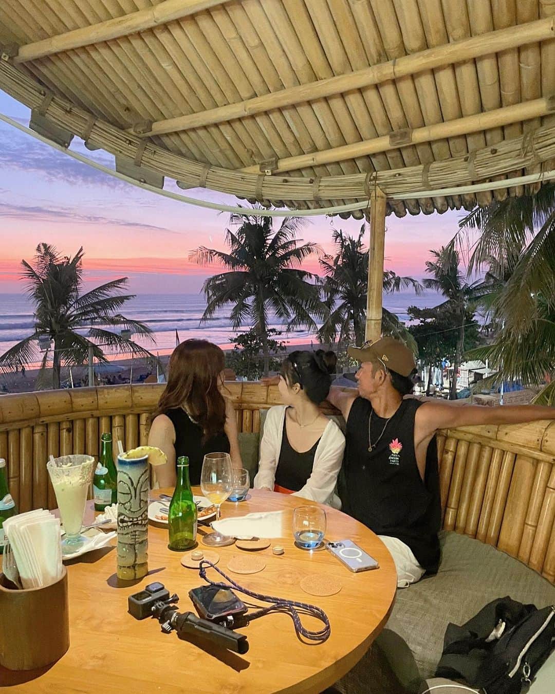 MEGのインスタグラム：「🌤️Azul beach club in Bali  ビーチサイドにあるプライベートダイニングテラスを備えた竹のツリーハウス。  夕暮れを眺めながら食事できるのが夢みたいだった。 バリでお世話になった @rudikuta が1番良い席をと案内してくれた🙏🏻🏝️  パイナップルのったピザが美味しい！🍍 Candy landという飲み物を頼んだけど、想像以上に大きすぎてびっくり、みんなでシェア😂🥂  本当に素敵な時間、人も多くなく思ってたよりゆっくりできた😌  Open / 7:00-23:00 入場料：なし 予約して行くのがおすすめ ピザ、パスタ飲み物それぞれ頼んで1人3000円〜  📍 Jl. Padma No.2, Legian, Kec. Kuta, Kabupaten Badung, Bali 80361 indonesia   #baliindonesia #azulbeachclub #bali_megvlog  #travelphotography  #travel #visitbali #kutabali    #バリ島 #バリ旅行 #バリ島観光」