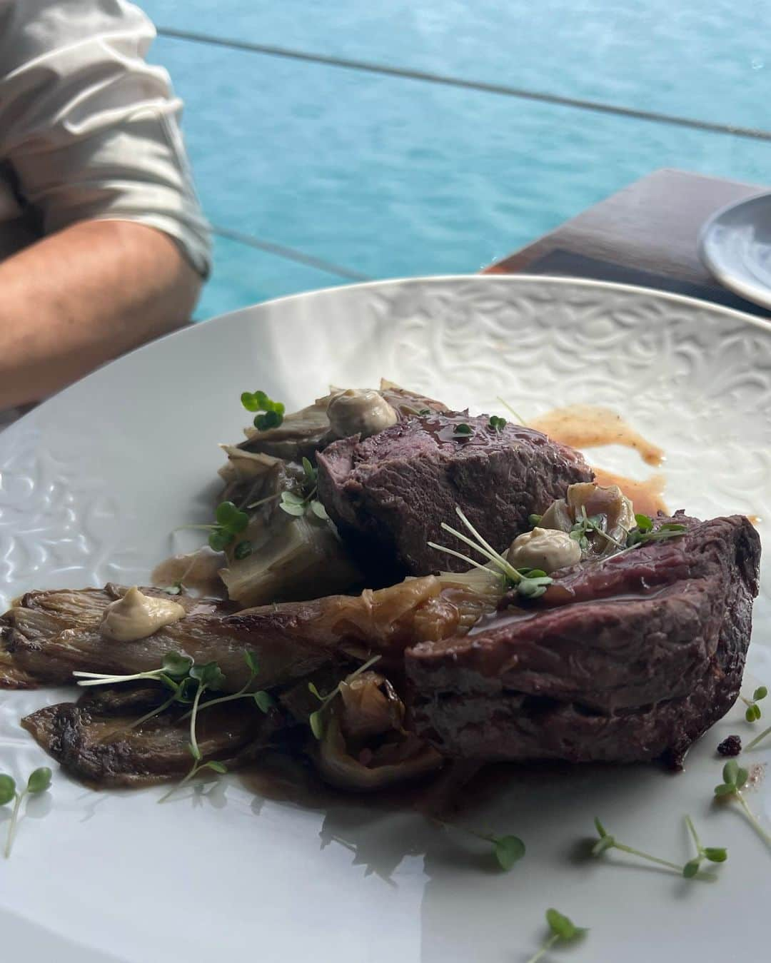 Remiさんのインスタグラム写真 - (RemiInstagram)「floating restaurant in Numea🇳🇨 ニューカレドニア、ヌメアの水上レストランle Roofへ🍽️ 透明度の高い海を目の前に非日常なランチ😊 絶景とリゾート感を楽しめました♪  ------------ 📍 #Numea #newcaledonia  🍽️ #leRoof  @roof.noumea  🗓 2023.9.19  #ニューカレドニア #ヌメア #水上レストラン #絶景レストラン  #子連れ世界一周 #世界一周 #floatingrestaurant  #nouméa #noumeanewcaledonia #worldroundtravel #remi_world2023」9月20日 21時59分 - remi_912