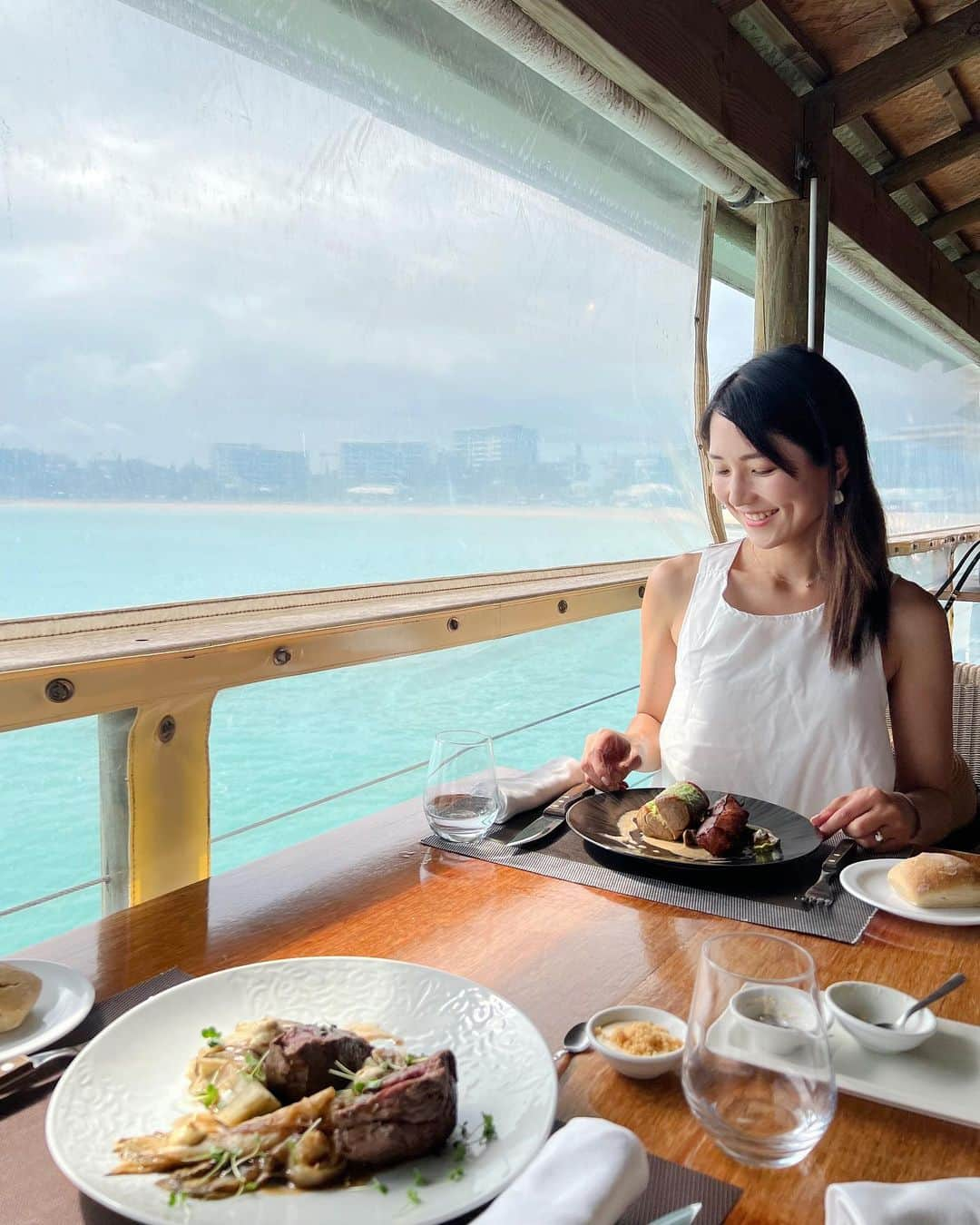 Remiさんのインスタグラム写真 - (RemiInstagram)「floating restaurant in Numea🇳🇨 ニューカレドニア、ヌメアの水上レストランle Roofへ🍽️ 透明度の高い海を目の前に非日常なランチ😊 絶景とリゾート感を楽しめました♪  ------------ 📍 #Numea #newcaledonia  🍽️ #leRoof  @roof.noumea  🗓 2023.9.19  #ニューカレドニア #ヌメア #水上レストラン #絶景レストラン  #子連れ世界一周 #世界一周 #floatingrestaurant  #nouméa #noumeanewcaledonia #worldroundtravel #remi_world2023」9月20日 21時59分 - remi_912