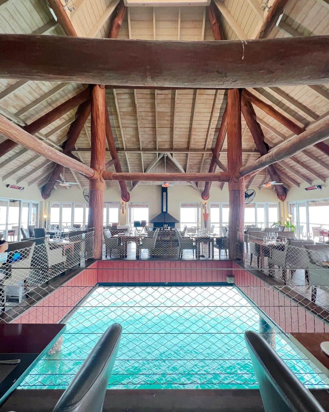 Remiさんのインスタグラム写真 - (RemiInstagram)「floating restaurant in Numea🇳🇨 ニューカレドニア、ヌメアの水上レストランle Roofへ🍽️ 透明度の高い海を目の前に非日常なランチ😊 絶景とリゾート感を楽しめました♪  ------------ 📍 #Numea #newcaledonia  🍽️ #leRoof  @roof.noumea  🗓 2023.9.19  #ニューカレドニア #ヌメア #水上レストラン #絶景レストラン  #子連れ世界一周 #世界一周 #floatingrestaurant  #nouméa #noumeanewcaledonia #worldroundtravel #remi_world2023」9月20日 21時59分 - remi_912