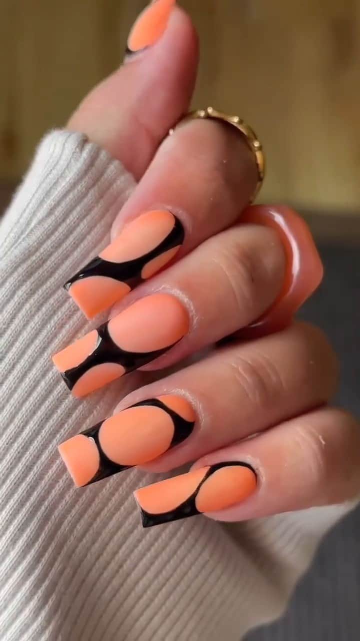 CosmoProf Beautyのインスタグラム：「Just in time for spooky season; lava lamp nails by @nailsby_gxx.  Nails by Georgia used @KiaraSkyNails  ► Son of a Peach ► Starry of My Life ► Nova  Take advantage of our 2-hour delivery or buy online and pick up in store and try this look on a client today! www.CosmoProfBeauty.com  #CosmoProf #KiaraSkyNails #NailTechLife #NailArtist #LavaLamo #NailArt #HalloweenNails #90sNails」
