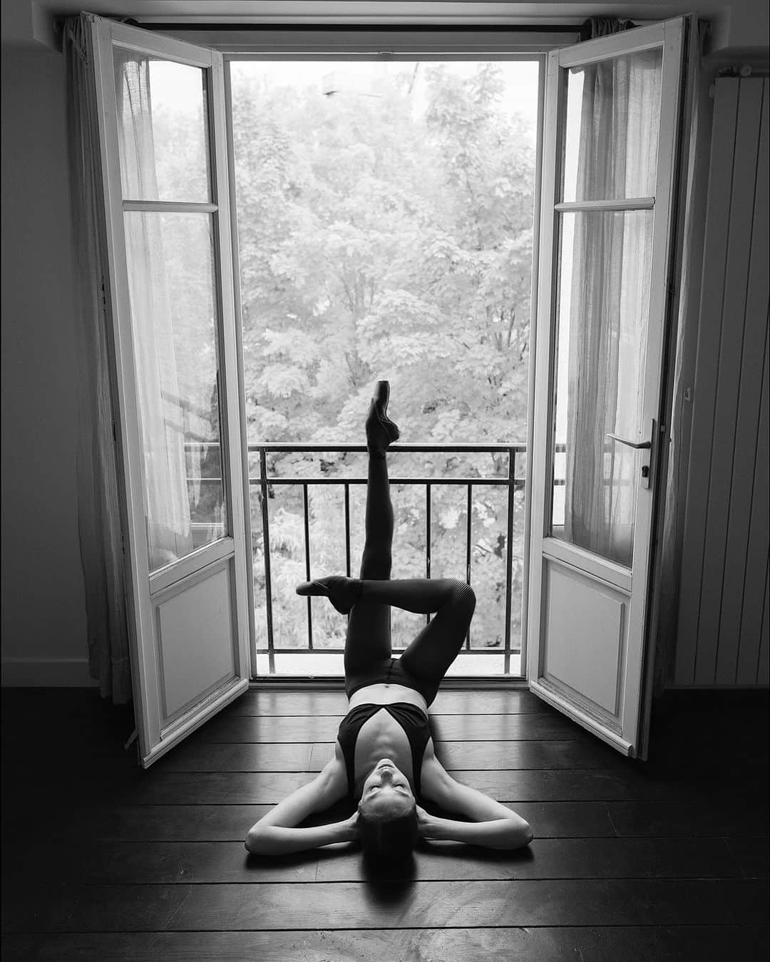 ballerina projectのインスタグラム：「𝐊𝐚𝐭𝐢𝐞 𝐁𝐨𝐫𝐞𝐧 in Montmartre Paris.   @katieboren #kathrynboren #ballerinaproject #montmartre #paris #ballerina #ballet @wolford #wolford #hosiery   Ballerina Project 𝗹𝗮𝗿𝗴𝗲 𝗳𝗼𝗿𝗺𝗮𝘁 𝗹𝗶𝗺𝗶𝘁𝗲𝗱 𝗲𝗱𝘁𝗶𝗼𝗻 𝗽𝗿𝗶𝗻𝘁𝘀 and 𝗜𝗻𝘀𝘁𝗮𝘅 𝗰𝗼𝗹𝗹𝗲𝗰𝘁𝗶𝗼𝗻𝘀 on sale in our Etsy store. Link is located in our bio.  𝙎𝙪𝙗𝙨𝙘𝙧𝙞𝙗𝙚 to the 𝐁𝐚𝐥𝐥𝐞𝐫𝐢𝐧𝐚 𝐏𝐫𝐨𝐣𝐞𝐜𝐭 on Instagram to have access to exclusive and never seen before content. 🩰」
