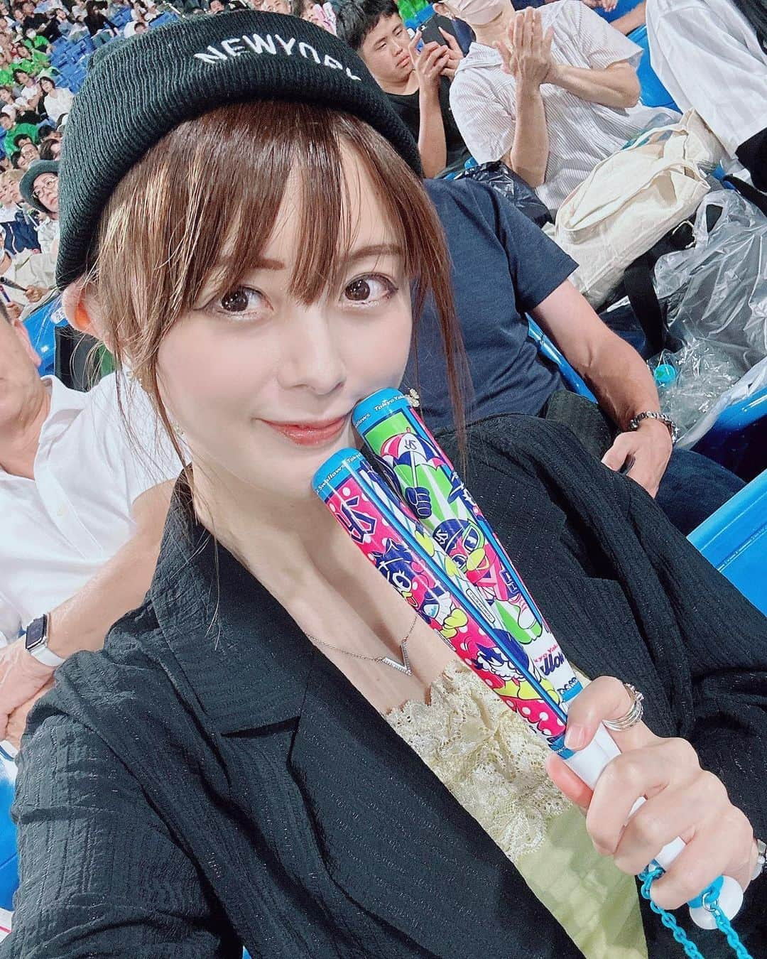 satomiのインスタグラム：「⚾️🧢 ・ 今日は野球観戦⚾️ すわほー！ めちゃいい試合すぎてやばい！ ・ もう秋だからニット帽デビュー✌️ ・ 今年最後の野球観戦かなー🥺 あと一回ぐらい行きたいなー🫶🫧 __________________ ・ 🧢@shein_japan → 商品ID：21201201  🌸クーポンコード：satomi 🌸 お買い上げ金額1～5,999円まではセール価格より15%OFF、6,000円以上は20%OFF  __________________  ・  @shein_japan #SHEIN #SHEINforAll #SHEINpartner #ad #神宮球場  #ヤクルトスワローズ #すわほー #オスナ　選手ナイス #サンタナ　選手ホームラン #野球好きな人と繋がりたい  #中日ドラゴンズ #ミニスカ #ショートパンツ　コーデ #外苑前グルメ  #スタバ  #新作フラペチーノ  #スタジアムグルメ  #ビール #レモンサワー」