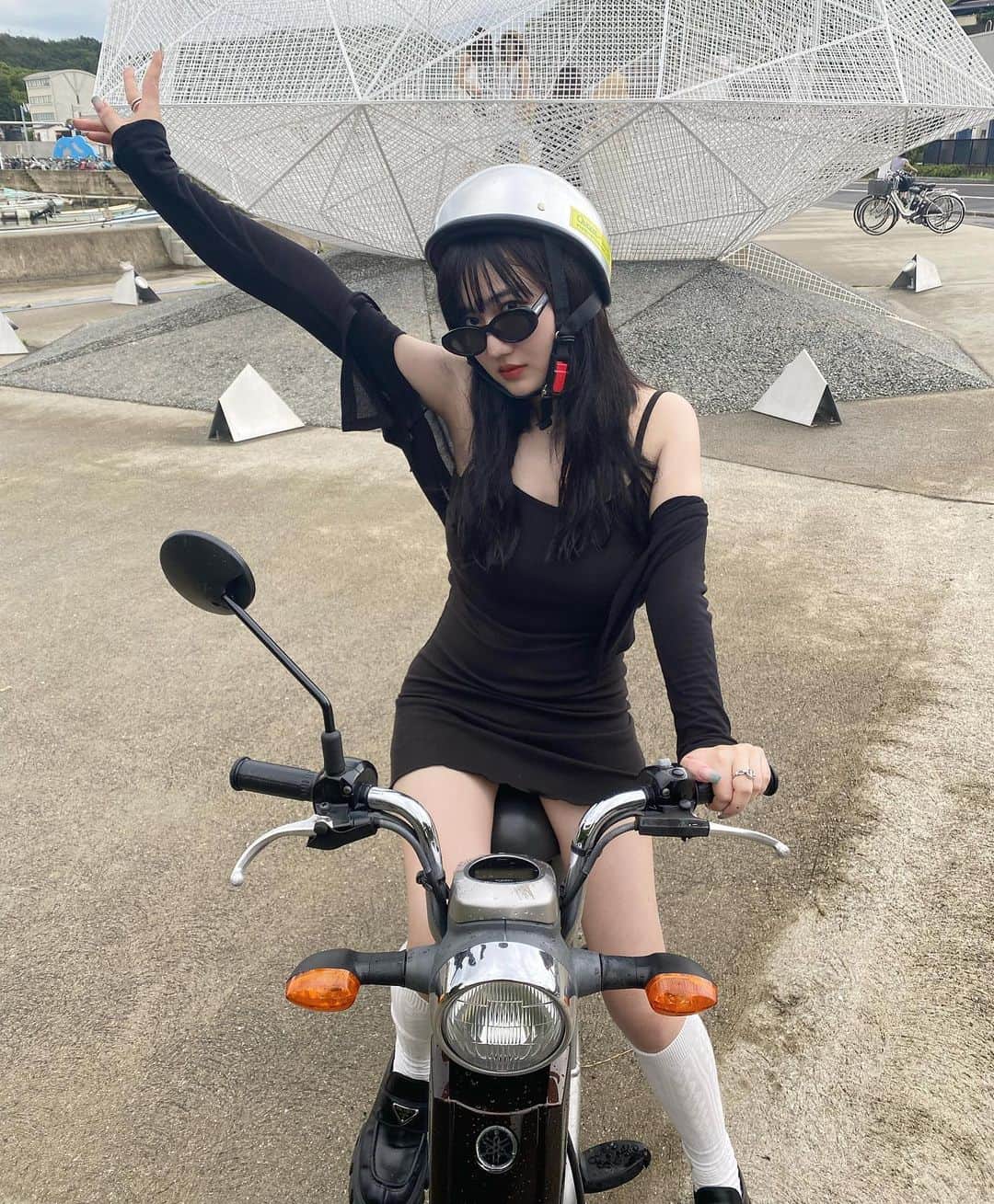 河崎みーなのインスタグラム：「人生初の直島旅行〜🖤  そして人生初の原付で島一周駆け回ったの気持ちよかった〜🛵  雨予報じゃないのに大雨だったのもいい思い出.(?) . . .」