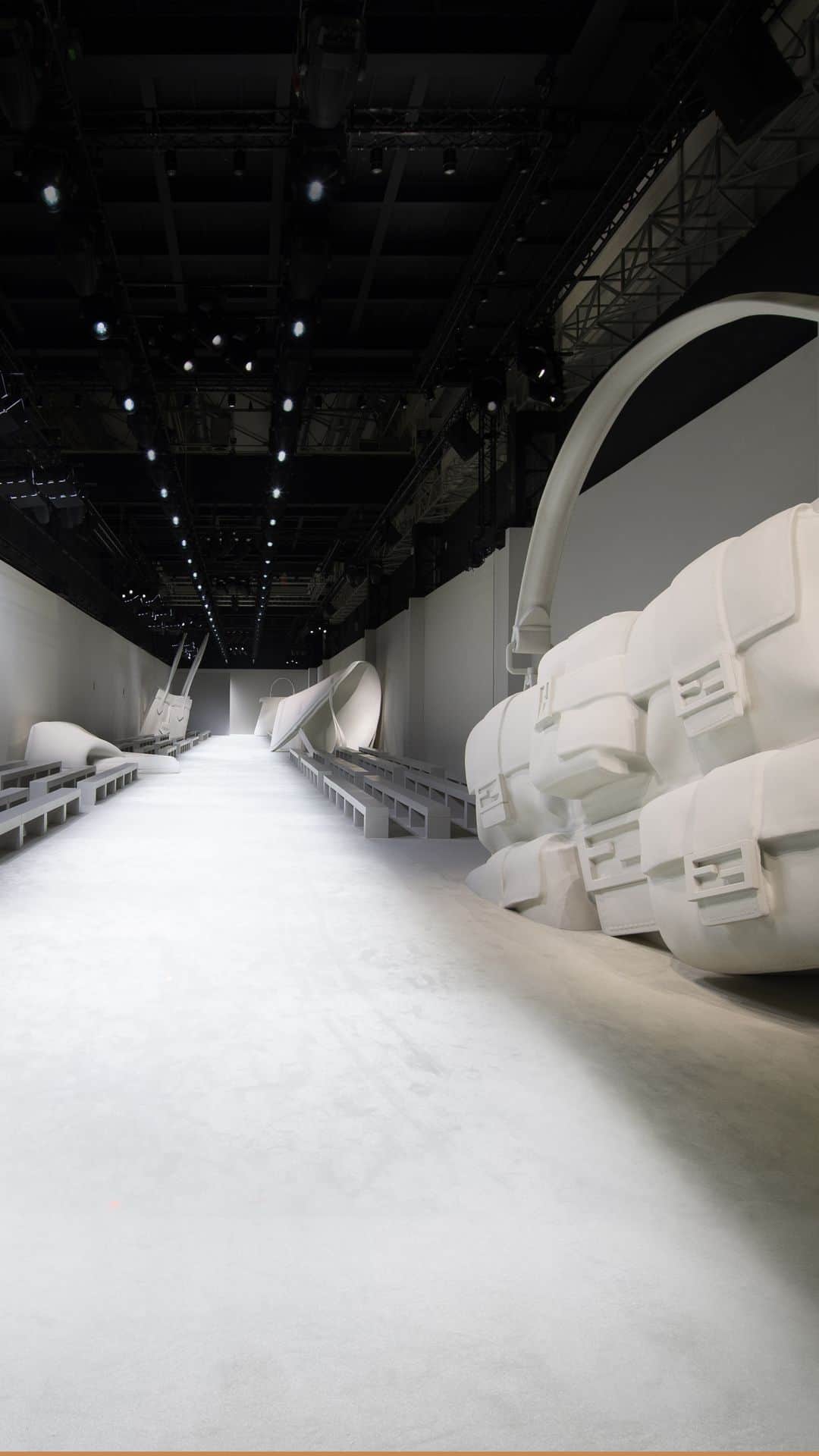 のインスタグラム：「Live from Milan, the #FendiSS24 fashion show featuring the latest from Kim Jones.  Artistic Director of Couture and Womenswear: @mrkimjones  Artistic Director of Accessories and Menswear: @silviaventurinifendi  Artistic Director of Jewellery: @delfinadelettrez   Styling: @elliegracecumming Hair: @guidopalau Makeup: @peterphilipsmakeup Nails: @wmmanagement  Casting: @shelleydurkancasting Choreography: @leschild  Special thanks to @amandaharlech  Set Design and Production: @bureaubetak   Film Art Direction and Production: @bureaufuture  Film Direction: @walterfilms  Music: @simonmparris Show Music: This Bitter Earth / On The Nature Of Daylight Performed by Dinah Washington, Max Richter, Louisa Fuller, Natalia Bonner, John Metcalfe, Philip Sheppard, Chris Worsey Written and composed by Clyde Otis and @maxrichtermusic」