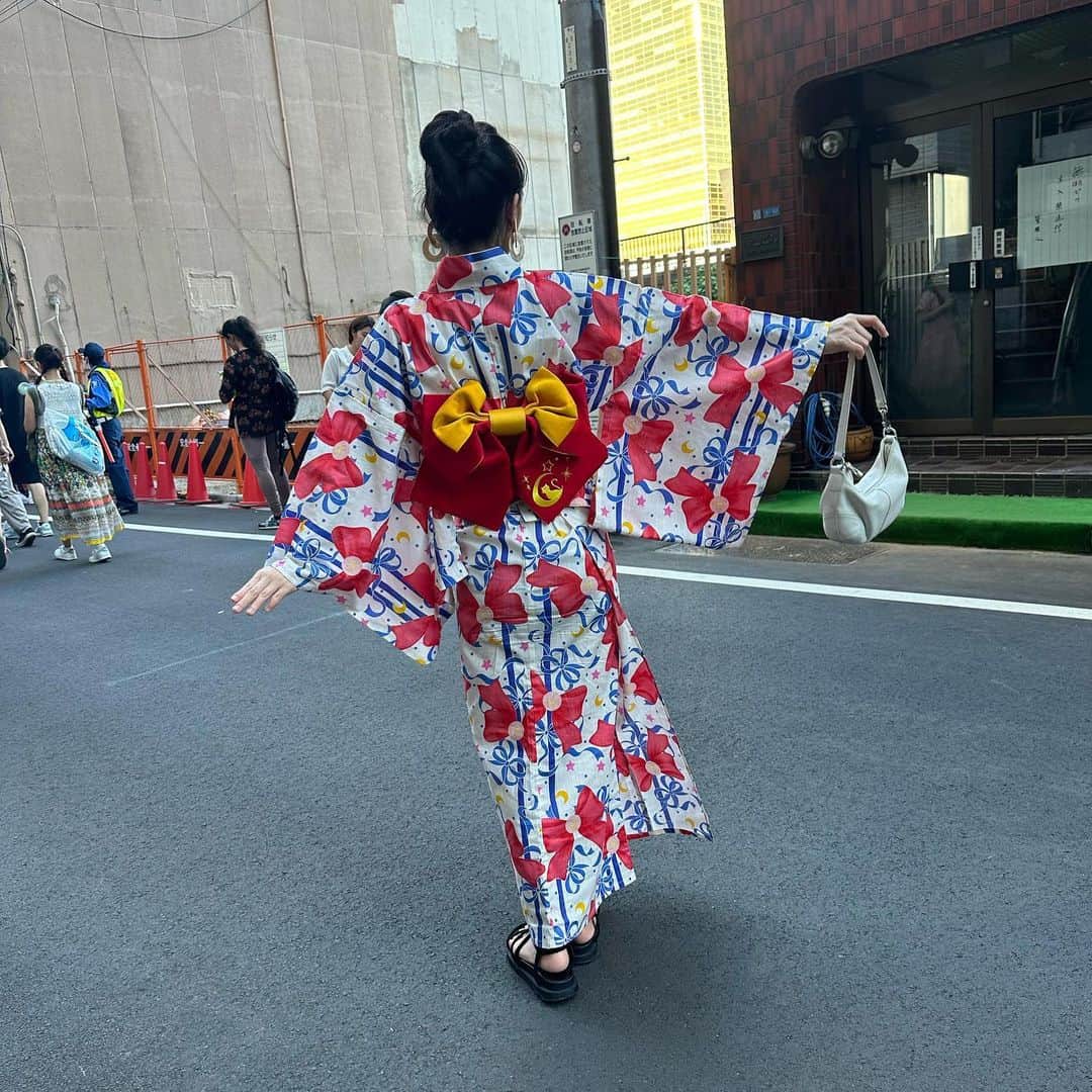一岡杏奈さんのインスタグラム写真 - (一岡杏奈Instagram)「下書きを書いていた頃はまだ夏でした・・・ もう残暑ですよ。。。 投稿ご無沙汰しております🙇‍♀️ ・ ・ ・ 今年は浴衣を着れました😊  ずっと花火大会に着ていきたかったけど、コロナもあってなかなか着る機会がなかったのですが🫥🫥 お気に入りのセーラームーンを身にまとって花火大会に行ってきました！！  すんごくテンション上がってる写真をどうぞ！！  #花火大会 #過去pic #浴衣 #セーラームーン」9月20日 21時57分 - anna_ichioka